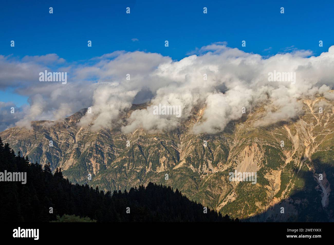 Incredibile copertura di nuvole basse sulle montagne di Tzoumerka, vicino al tradizionale villaggio di Pramanta, nella regione montuosa dell'Epiro, Grecia, Europa Foto Stock
