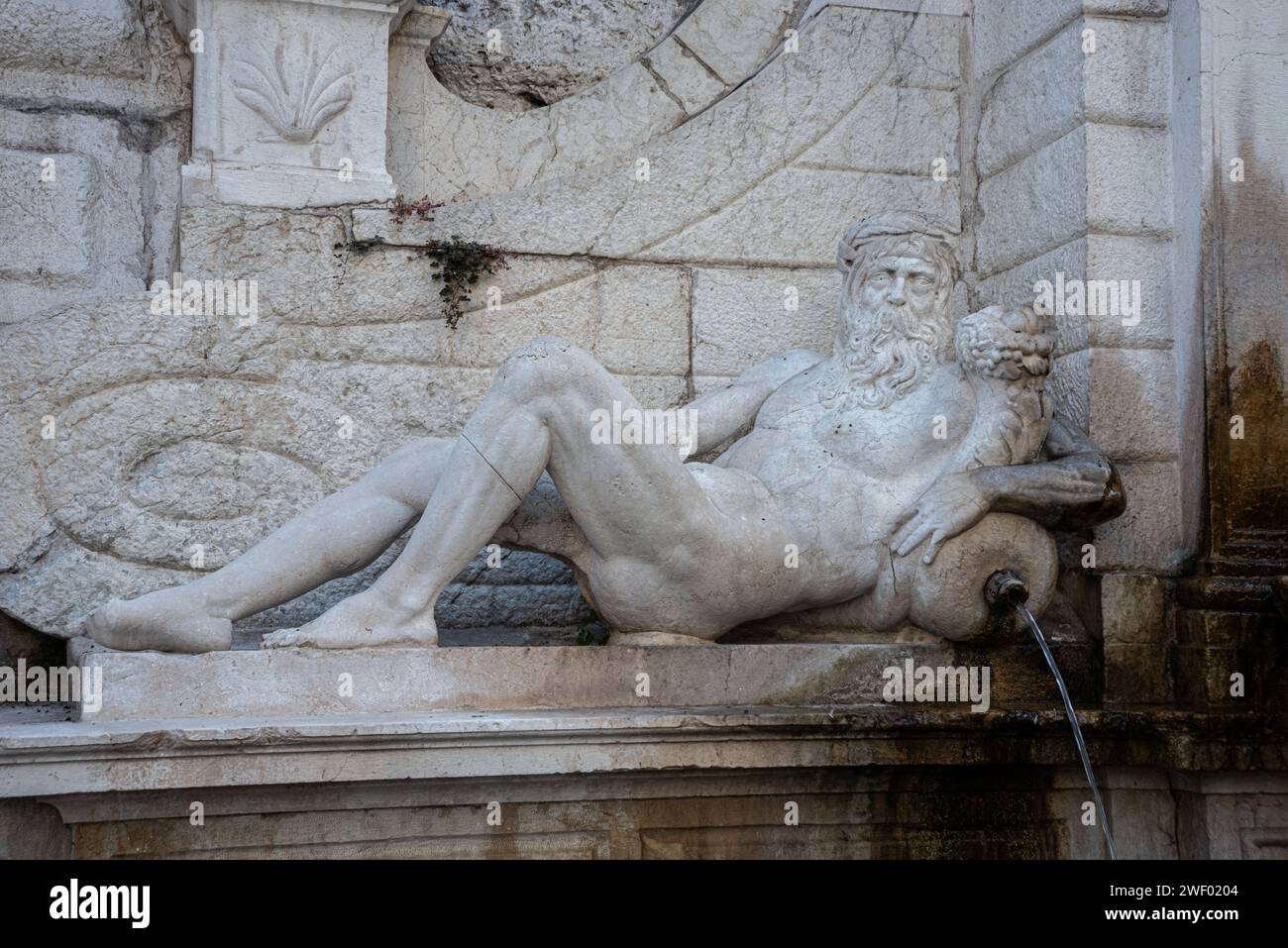 Statua reclinabile a Brescia, Italia Foto Stock