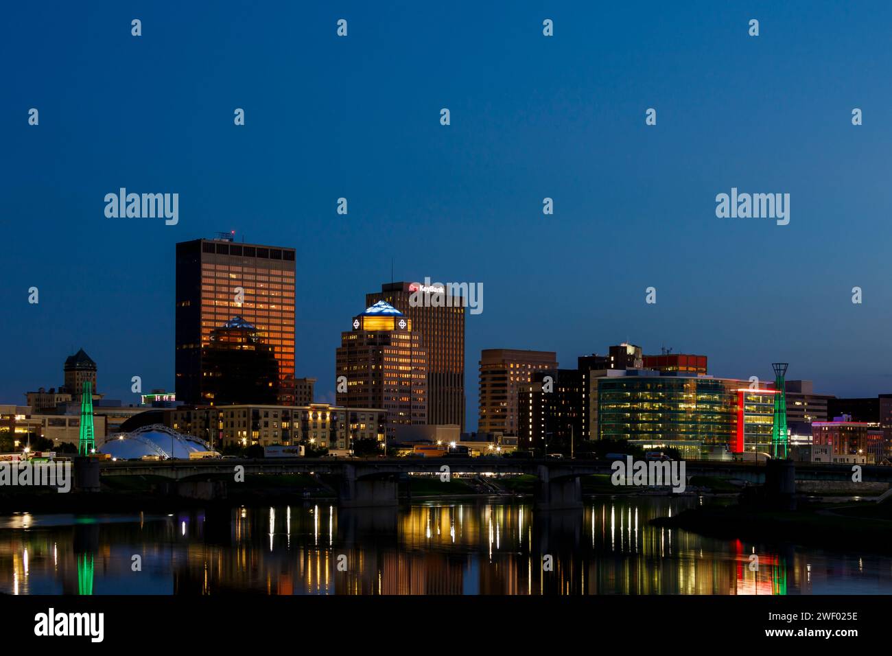 Gli accordi di Dayton città al crepuscolo. Gli accordi di Dayton, Ohio, Stati Uniti d'America. Include chiave logo della banca. Foto Stock