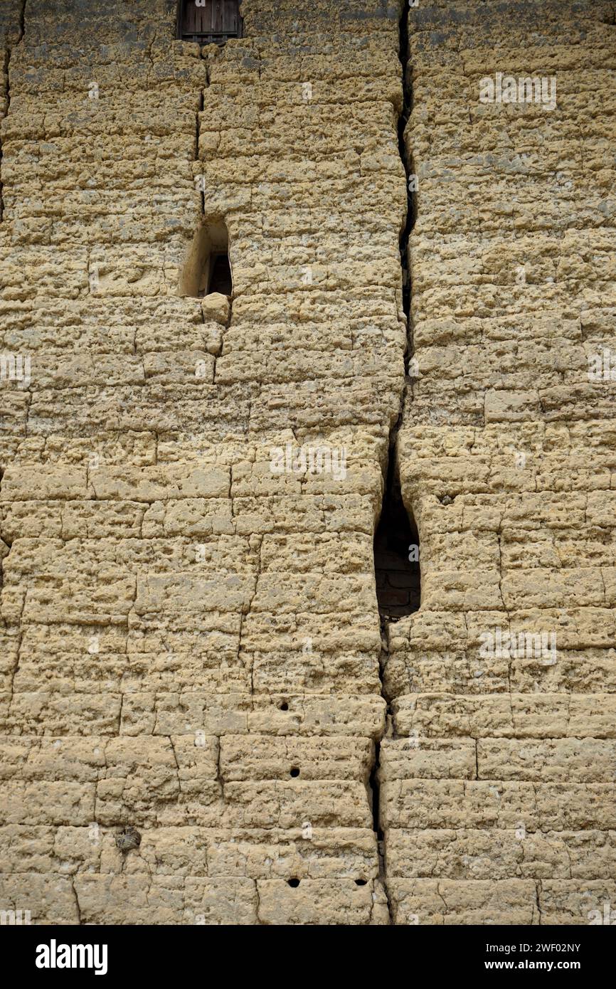 Hakka tulou vernacolare nel Fujian, Cina: Muro di terra speronata segnato dal tempo nel corso dei secoli Foto Stock