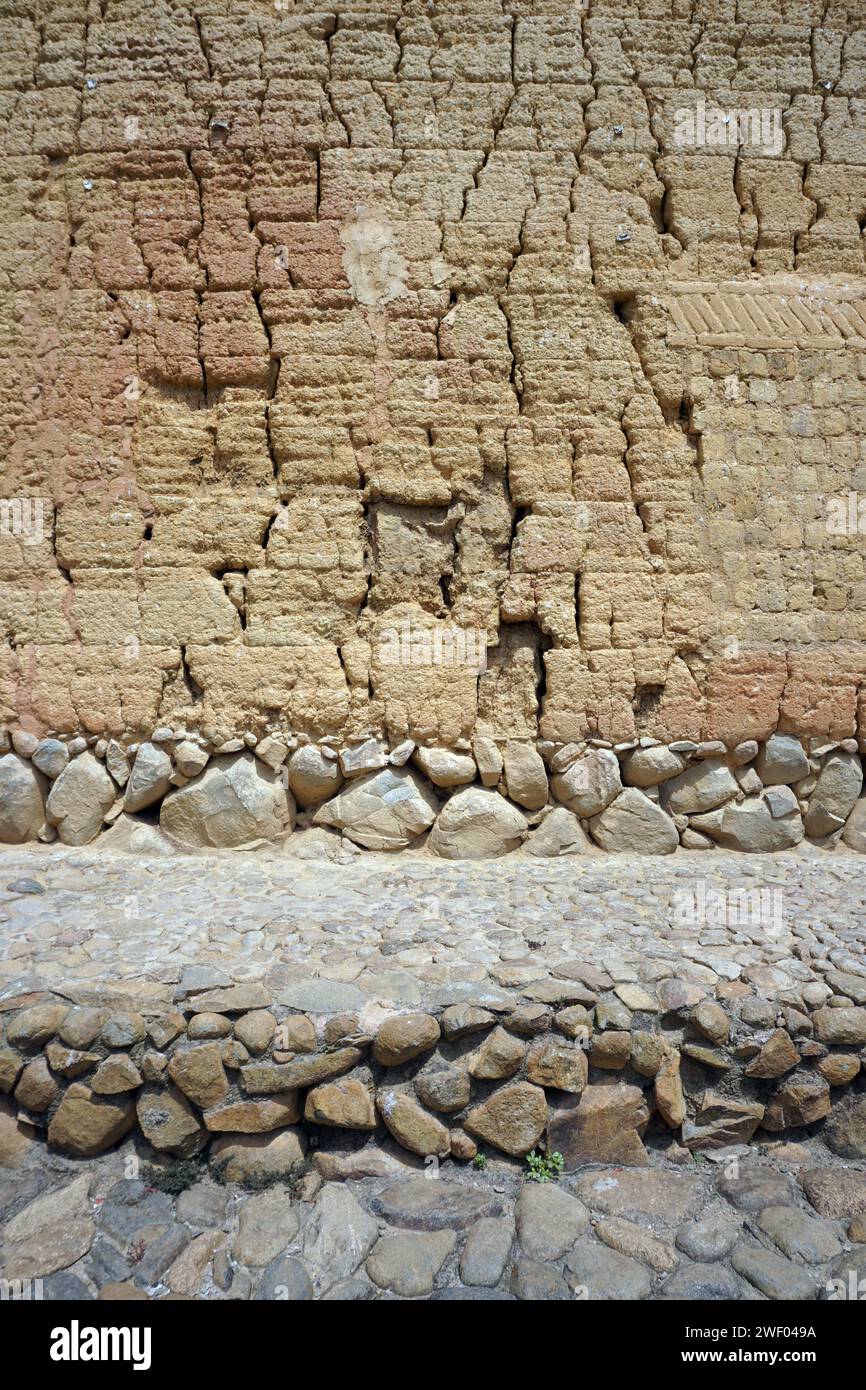 Il basamento di Chenqi Lou Tulou nel Fujian, in Cina, è costituito da muratura in pietra Foto Stock