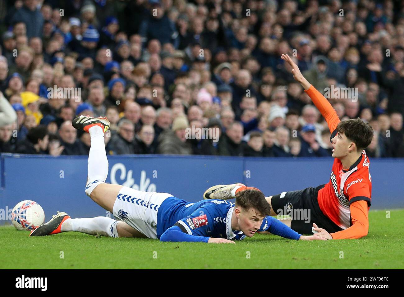 Liverpool, Regno Unito. 27 gennaio 2024. Nathan Patterson di Everton e Joe Johnson di Luton Town in azione. Emirates fa Cup, 4° round match, Everton contro Luton Town al Goodison Park di Liverpool sabato 27 gennaio 2024. Questa immagine può essere utilizzata solo per scopi editoriali. Solo per uso editoriale, foto di Chris Stading/Andrew Orchard fotografia sportiva/Alamy Live news credito: Andrew Orchard fotografia sportiva/Alamy Live News Foto Stock