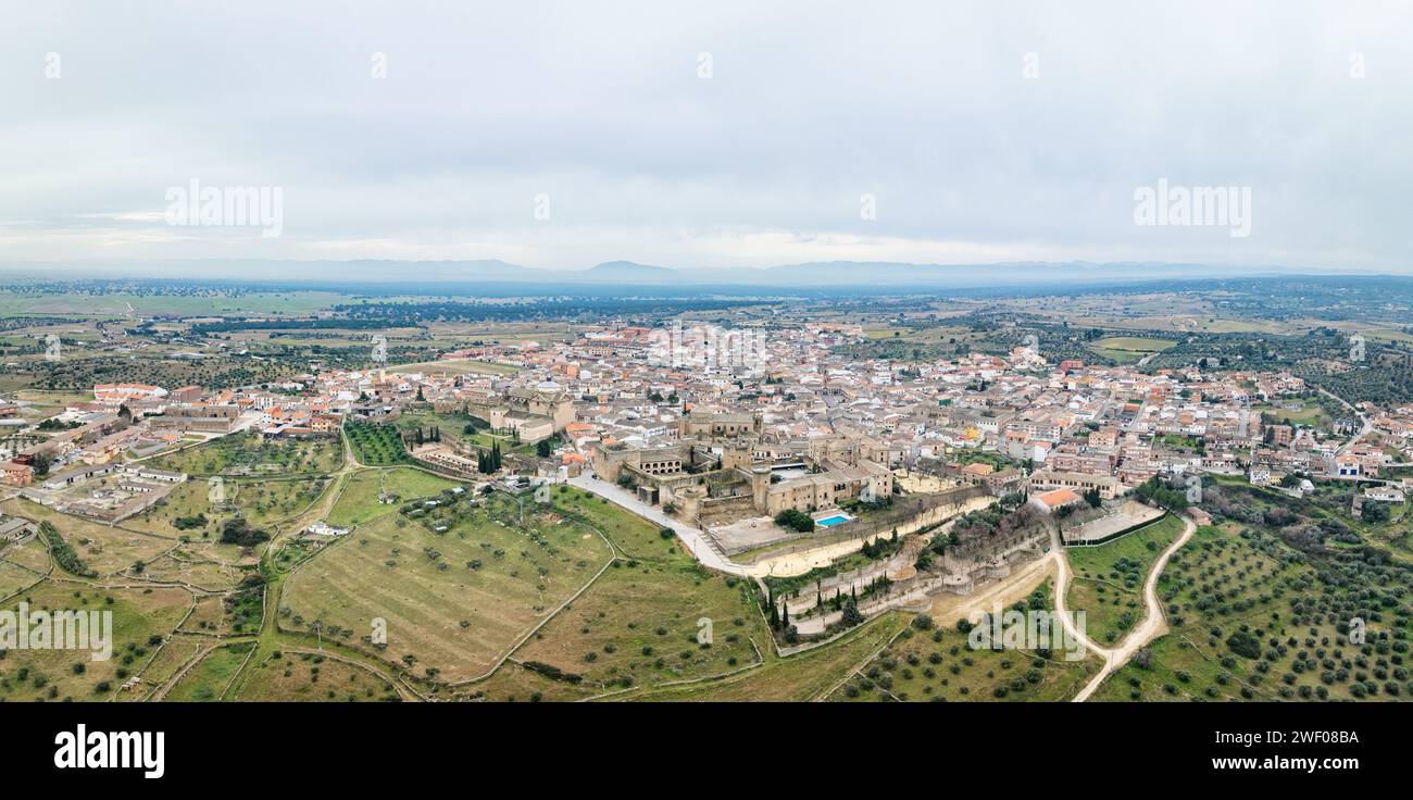 Vista aerea della città spagnola di Oropesa a Toledo, con il suo famoso Parador in primo piano. Foto Stock