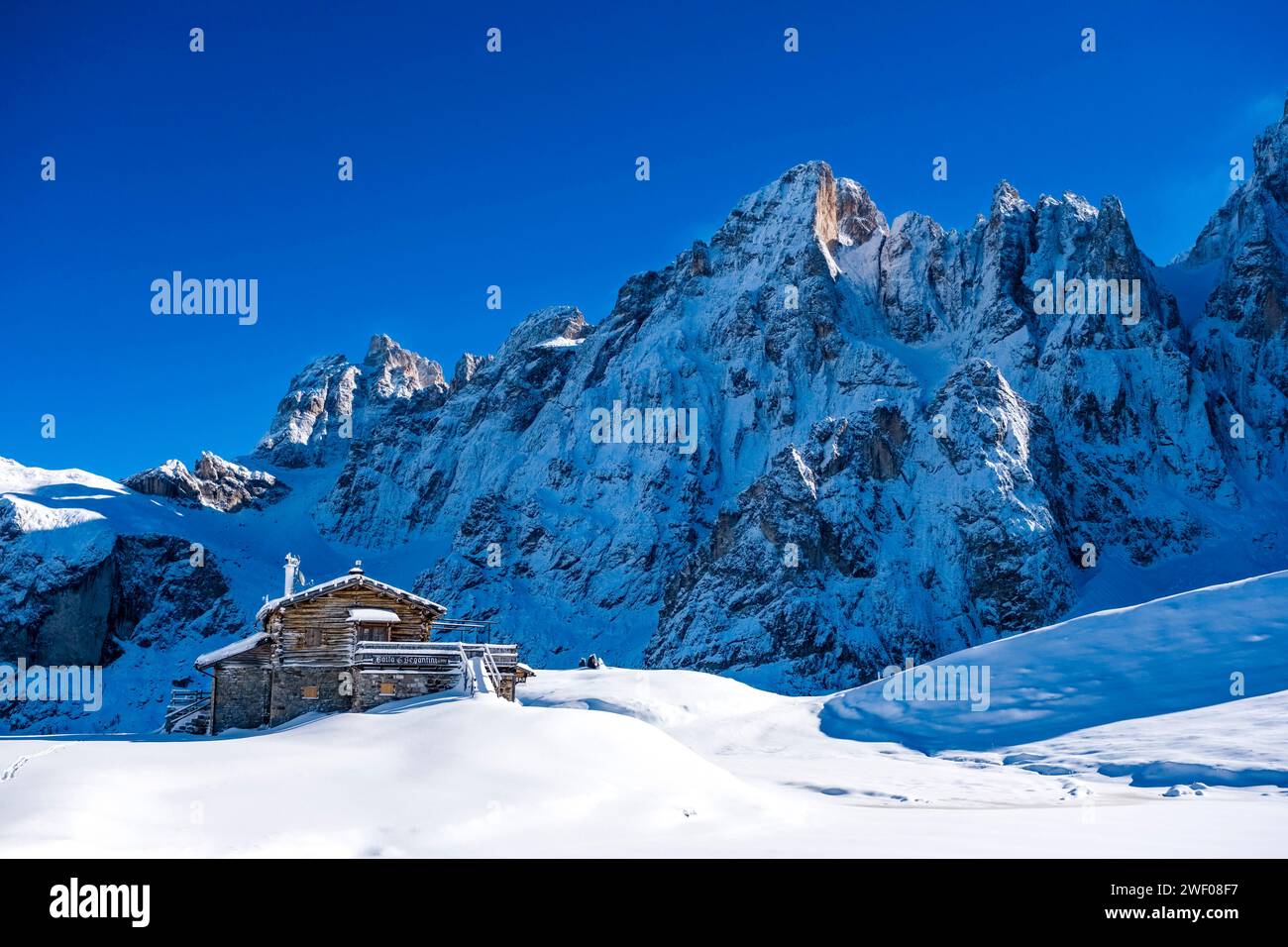 Il rifugio Baita Segantini e le vette del gruppo pale in lontananza in inverno. San Martino di Castrozza Trentino-alto Adige Italia FB 20 Foto Stock
