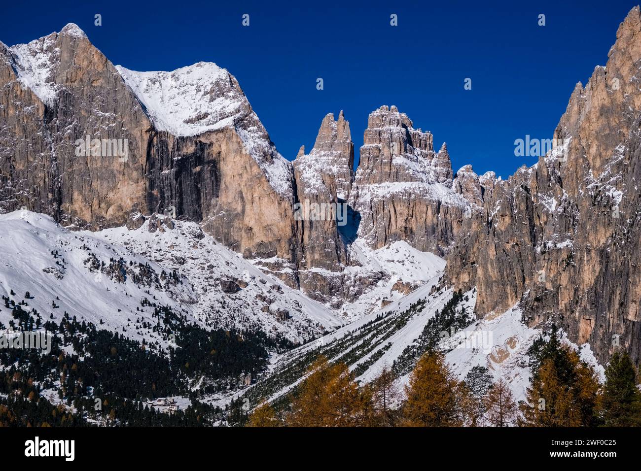 Formazioni rocciose del gruppo montuoso Catinaccio, Torri di Vajolet nel mezzo, dopo nevicate autunnali, viste dal Rifugio Ciamped Foto Stock