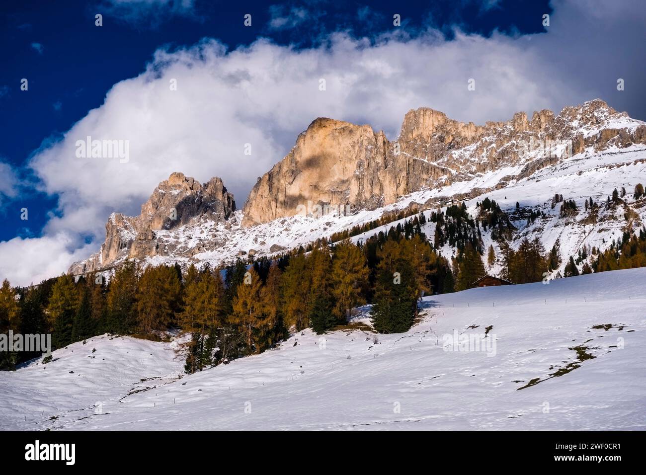 Vette e scogliere rocciose di Roda di Vael del gruppo montuoso Catinaccio, dopo nevicate autunnali, viste dal Villaggio Carezza. Vigo di Fassa Trento Foto Stock