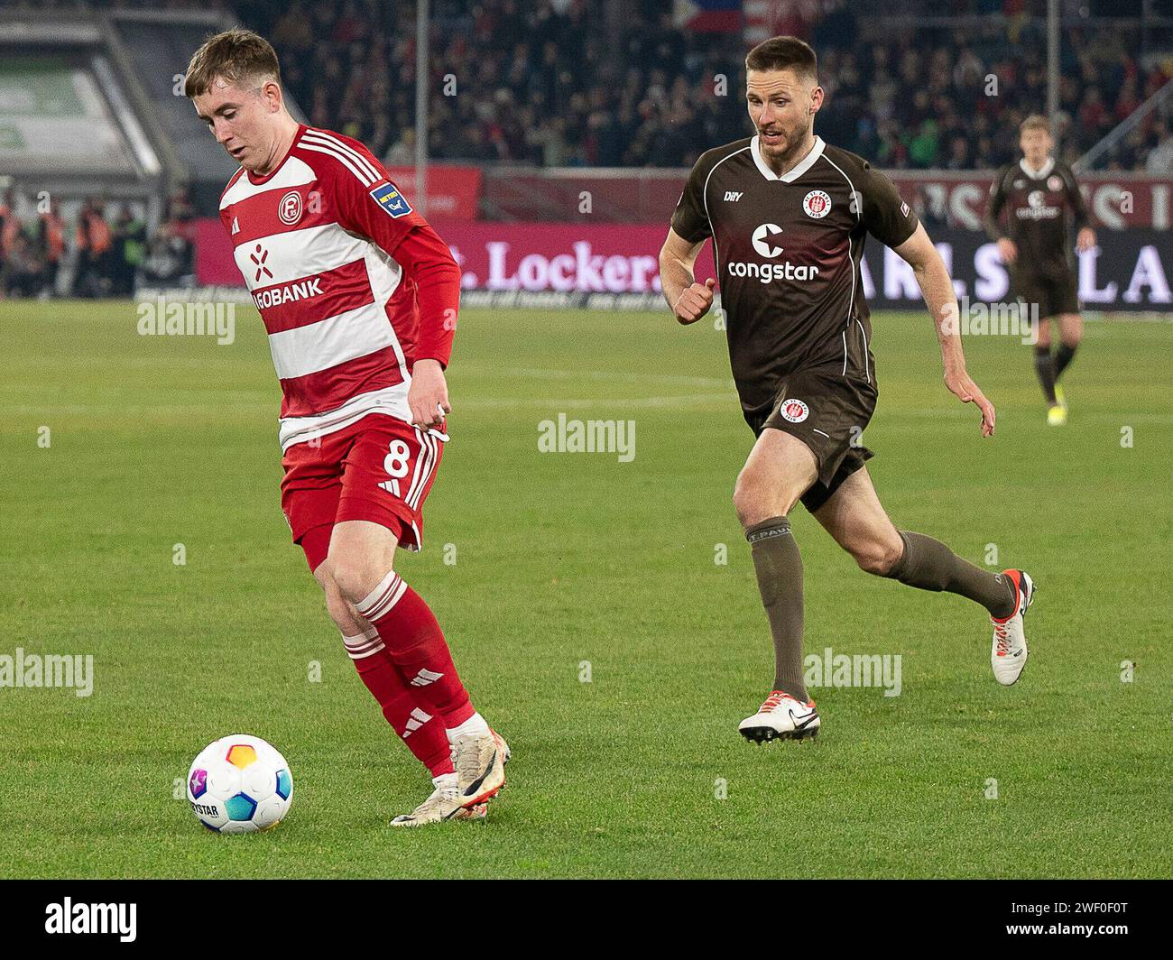 Isak Bergmann Johannessson (fortuna Duesseldorf, #08) muss nach hinten ausweichen, da Karol Mets (FC St. Pauli, n. 03) ihn anlaeuft. Fortuna Duesseldorf vs. FC St Pauli, Fussball, 2. Bundesliga, 19 anni. Spieltag, Saison 2023/2024, 27.01.2024 DFB/DFL Regulations vieta qualsiasi uso di fotografie come sequenze di immagini e/o quasi-video foto: Eibner-Pressefoto/Thomas Haesler Foto Stock