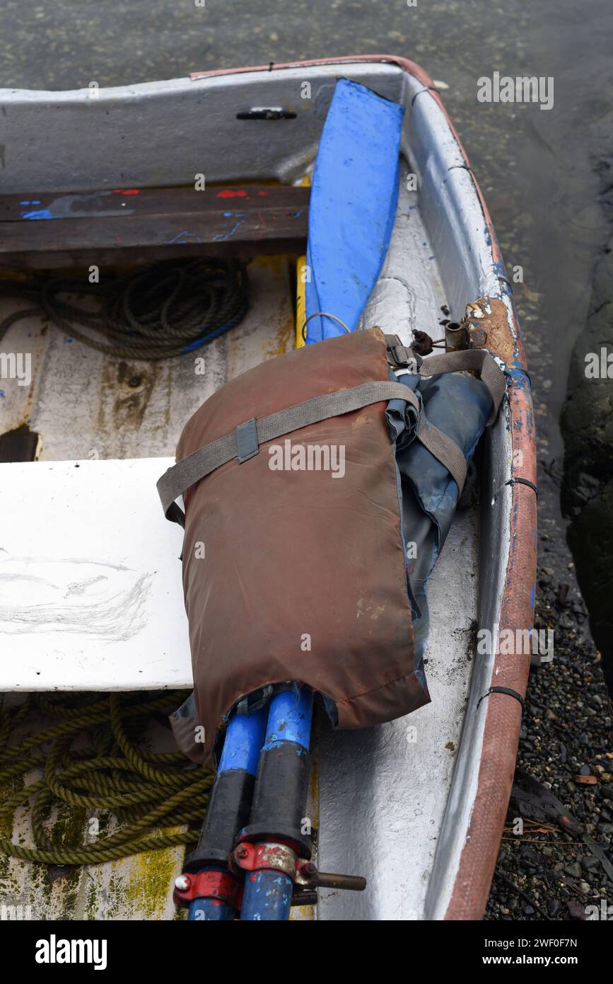 Un vecchio giubbotto salvagente si trova sulla costa rocciosa sul lungomare dell'Isola di Vancouver, British Columbia, Canada Foto Stock