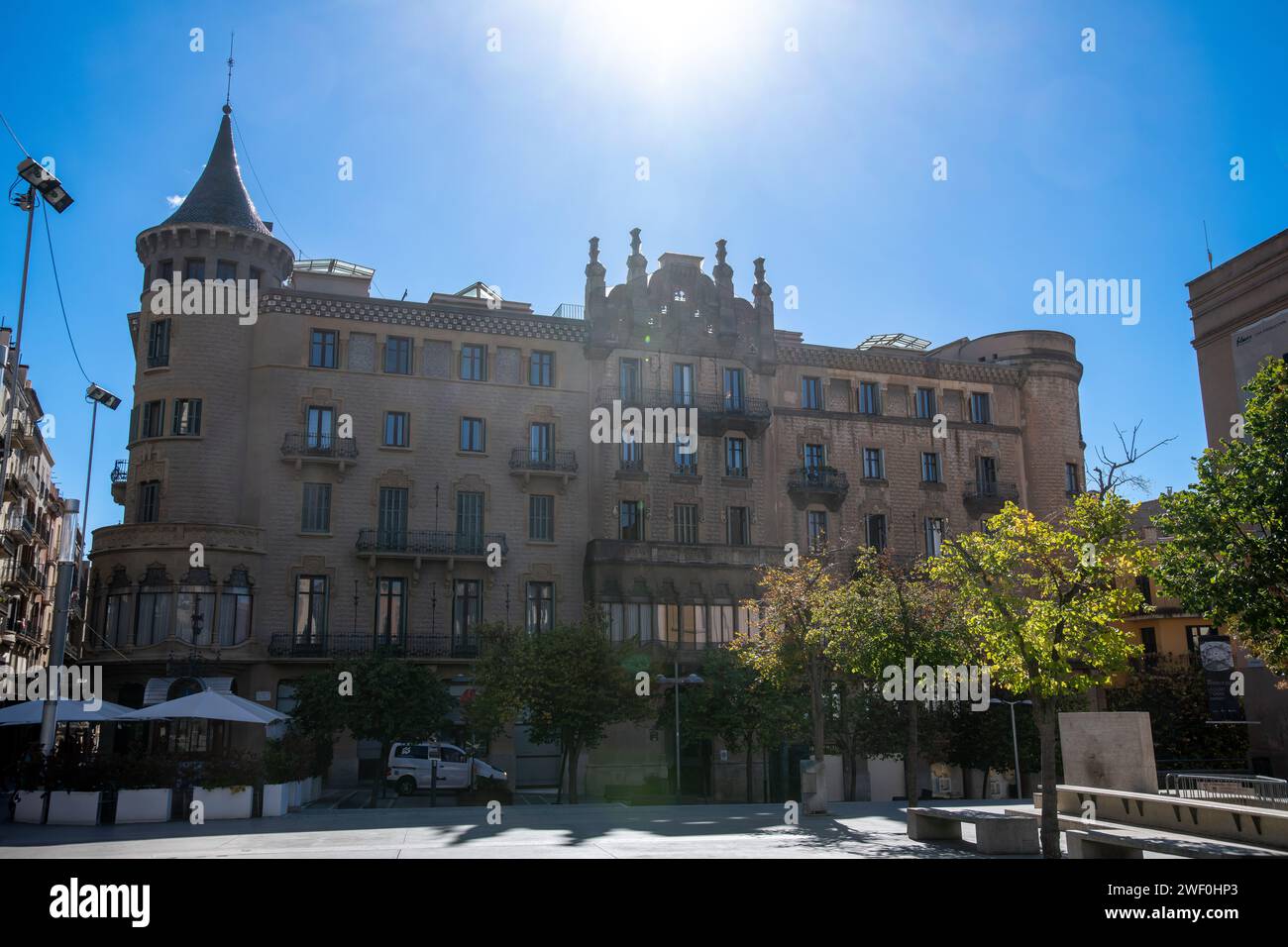 La "Placa de FIUs" vuota di Manresa con "la casa Torrents" sullo sfondo sotto il sole e la luce senza passanti. Il cielo è blu brillante Foto Stock