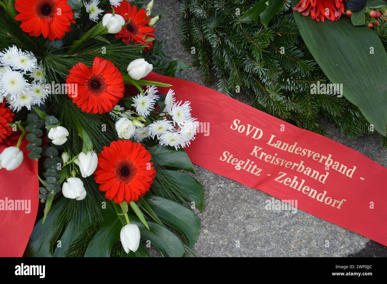 Berlino, Germania - 27 gennaio 2024 - la giornata internazionale della memoria dell'Olocausto segna il 79° anniversario della liberazione di Auschwitz - Spiegelwand (muro dello specchio) Memoriat dell'Olocausto presso Hermann Ehlers Platz a Steglitz. (Foto di Markku Rainer Peltonen) Foto Stock