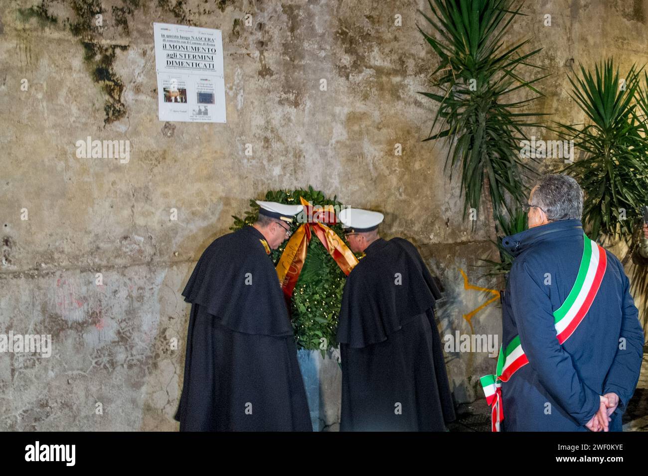 01/27/2024 Roma, processione a fiaccolata da Piazza dell'Esquilino a via degli Zingari, per ricordare, oltre al massacro del popolo ebraico, tutte le vittime dei massacri dimenticati: Roma/Sinti, omosessuali, transessuali, disabili, religiosi, deportati oppositori politici e sterminati nei campi di concentramento nazisti durante la seconda guerra mondiale Organizzato da Opera nomadi insieme a molti altri comitati e associazioni. PS: La foto può essere utilizzata nel rispetto del contesto in cui è stata scattata e senza intento diffamatorio del decoro delle persone rappresentate. Foto Stock