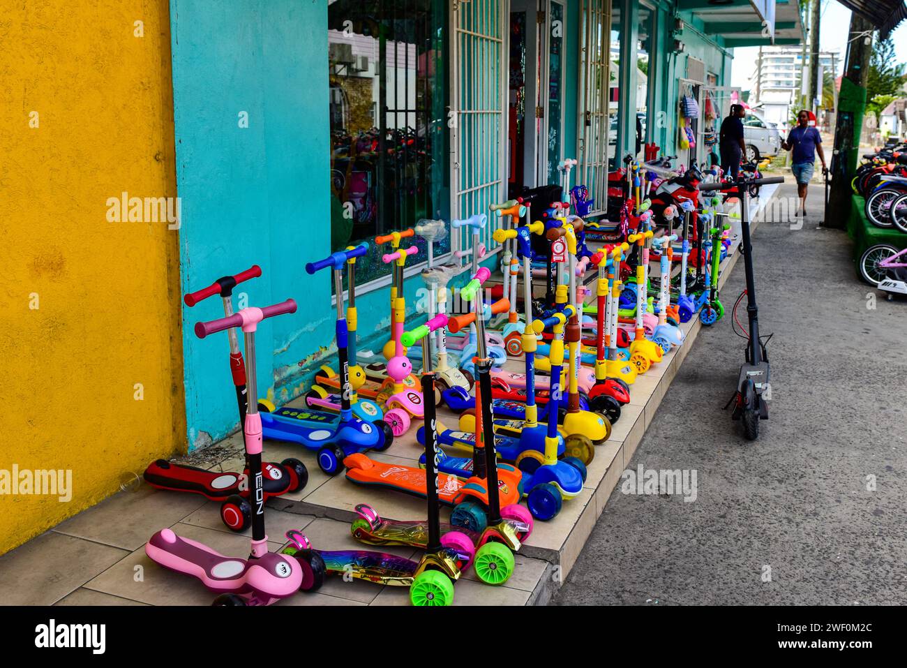 Negozio di biciclette di Antigua, negozio davanti e strada Foto Stock