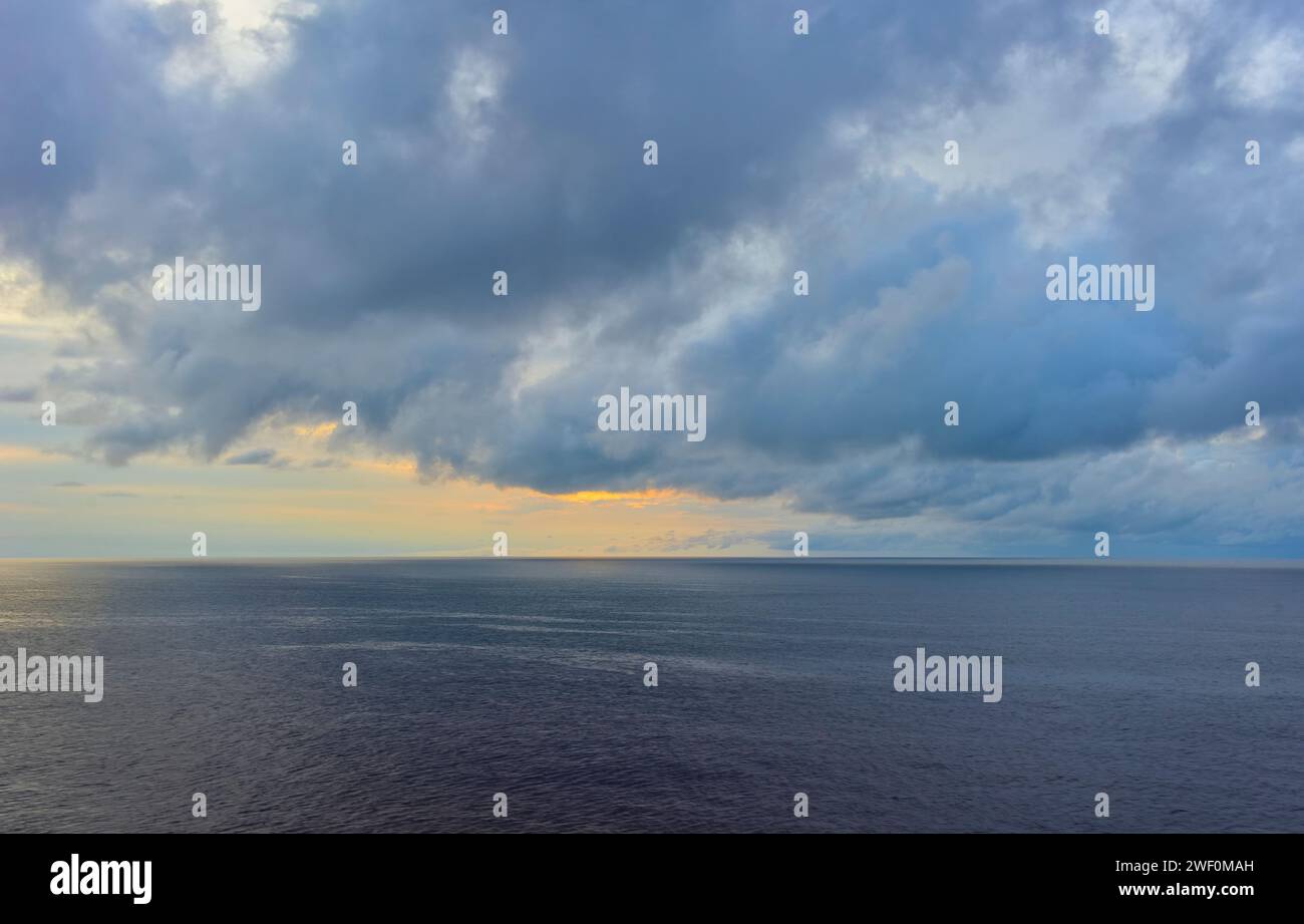Le nubi di Cirrostratus e Stratocumulus si formano sull'Oceano Atlantico per produrre un cielo drammatico. Foto Stock