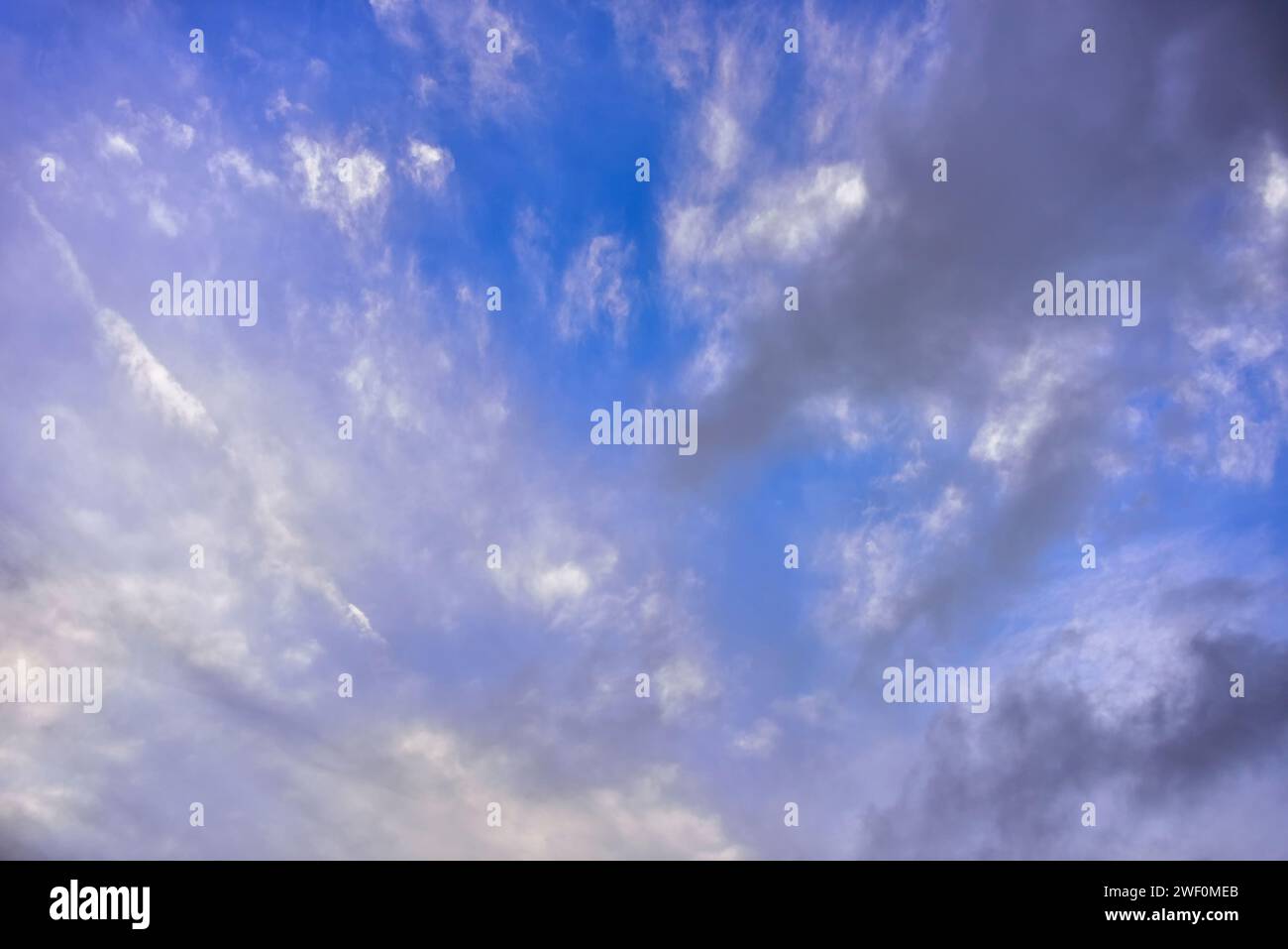Le nubi di Cirrostratus e Stratocumulus si formano sull'Oceano Atlantico per produrre un cielo drammatico. Foto Stock