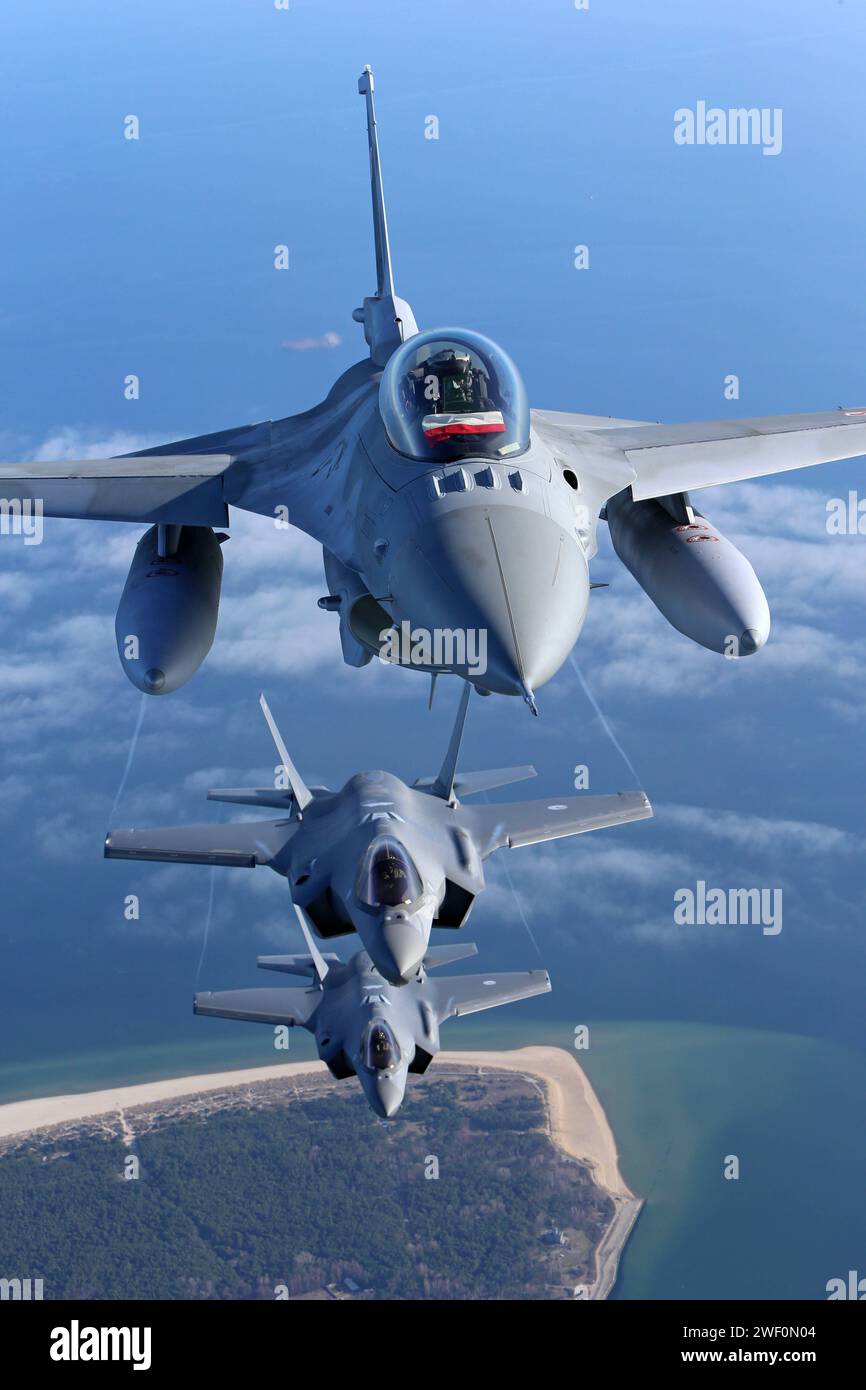 Ein Kampfflugzeug der polnischen Luftwaffe vom Typ Lockheed Martin F-16C Block 52. Ein Kampfflugzeug der polnischen Luftwaffe vom Typ Lockheed Martin F-16C Block 52 oben. Darunter zwei Kampfflugzeuge der niederländischen Luftwaffe RNLAF vom Typ Lockheed Martin F-35A Lightning II Hochkant. *** Un Lockheed Martin F 16C Block 52 caccia dell'Aeronautica militare polacca Un Lockheed Martin F 16C Block 52 caccia dell'Aeronautica militare polacca sopra due Lockheed Martin F 35A Lightning II caccia dell'Aeronautica militare olandese RNLAF Upright Foto Stock