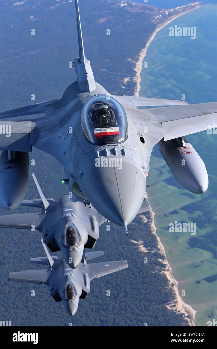 Ein Kampfflugzeug der polnischen Luftwaffe vom Typ Lockheed Martin F-16C Block 52. Ein Kampfflugzeug der polnischen Luftwaffe vom Typ Lockheed Martin F-16C Block 52 oben. Darunter zwei Kampfflugzeuge der niederländischen Luftwaffe RNLAF vom Typ Lockheed Martin F-35A Lightning II Hochkant. *** Un Lockheed Martin F 16C Block 52 caccia dell'Aeronautica militare polacca Un Lockheed Martin F 16C Block 52 caccia dell'Aeronautica militare polacca sopra due Lockheed Martin F 35A Lightning II caccia dell'Aeronautica militare olandese RNLAF Upright Foto Stock