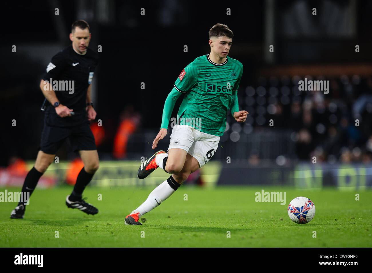 LONDRA, Regno Unito - 27 gennaio 2024: Lewis Miley del Newcastle United in azione durante il quarto turno di fa Cup tra Fulham FC e Newcastle United FC al Craven Cottage (Credit: Craig Mercer/ Alamy Live News) Foto Stock