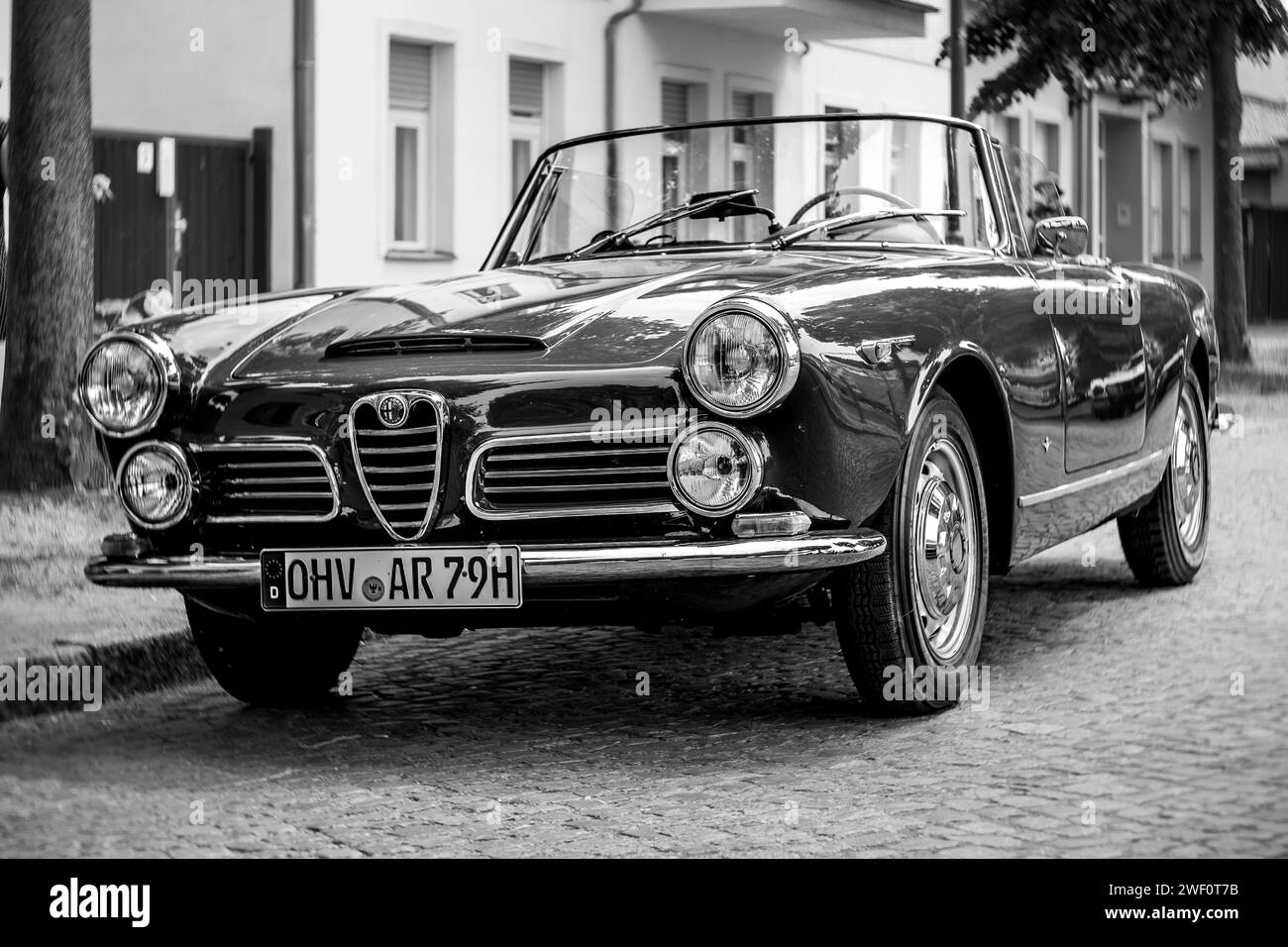 WERDER (HAVEL), GERMANIA - 20 MAGGIO 2023: L'auto sportiva Alfa Romeo Giulia Spider. Bokeh di turbolenza. Obiettivo ART. Bianco e nero. Oldtimer - Festival Werder Cl Foto Stock