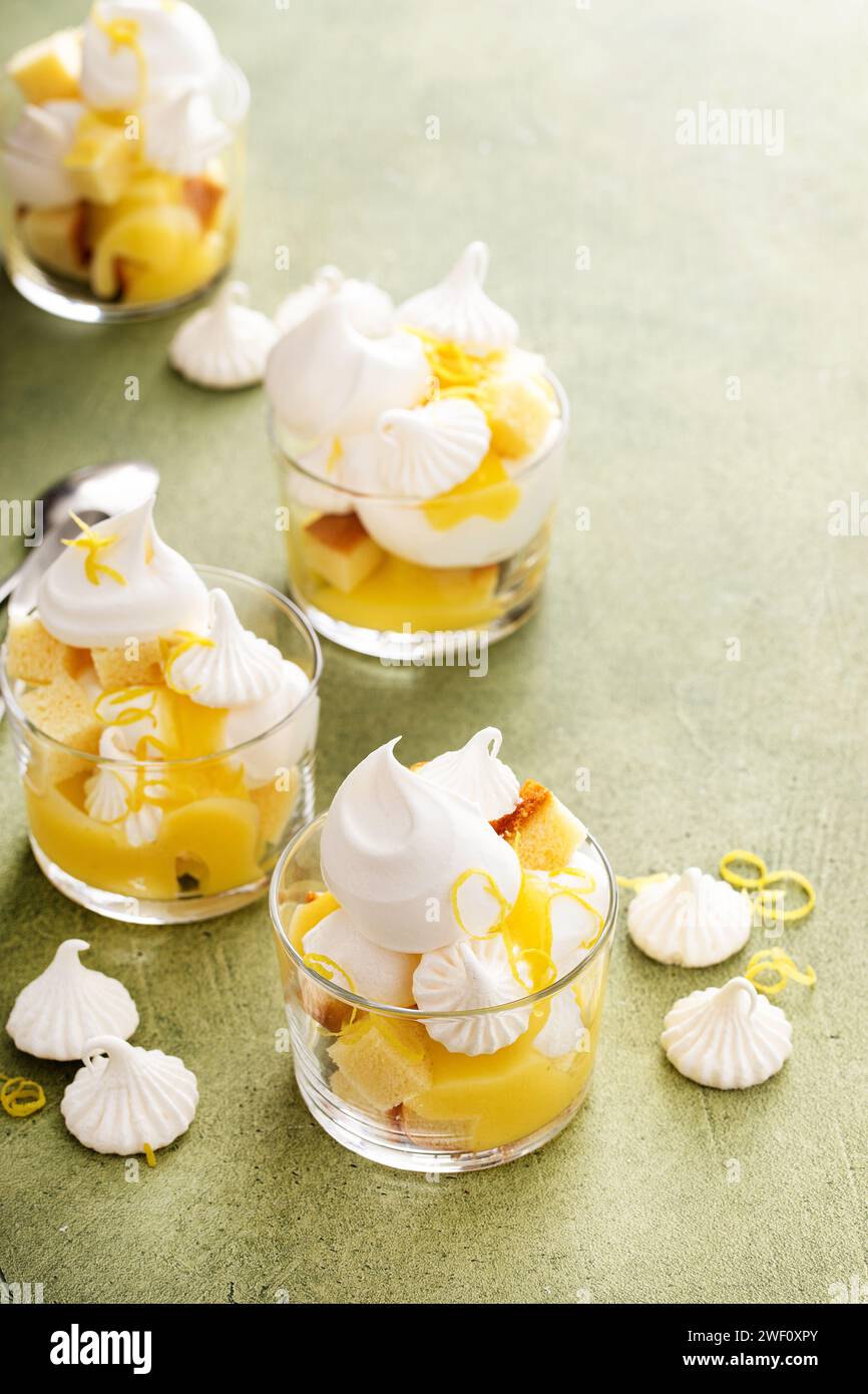 Meringa al limone parfait o trifle con torta libbre, panna montata e cagliata al limone Foto Stock