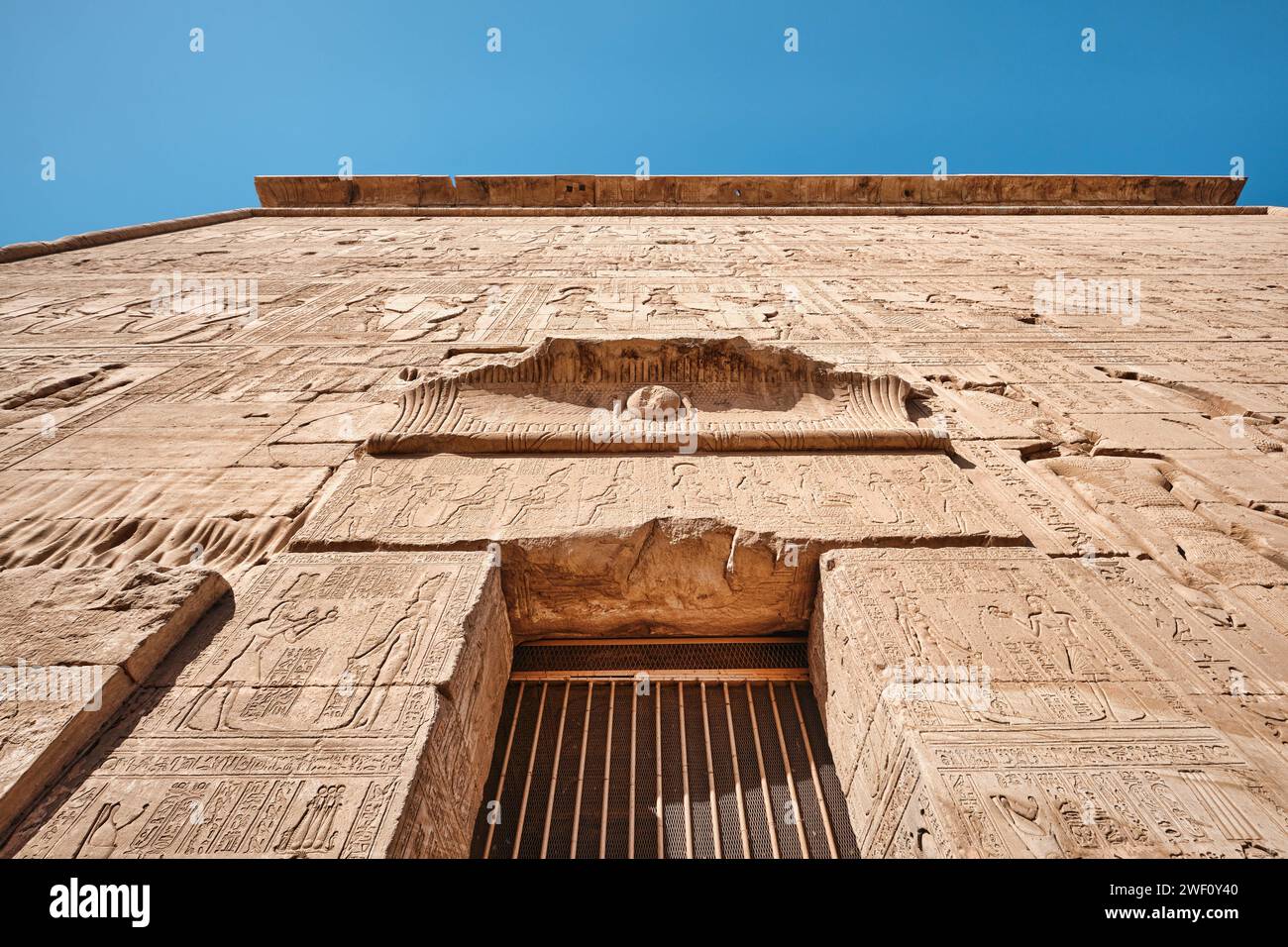 Qena, Egitto - dicembre 27 2023: Bassorilievi BAS sul tempio di Dendera o tempio di Hathor Egypt. Complesso del Tempio di Dendera, uno dei templi meglio conservati Foto Stock