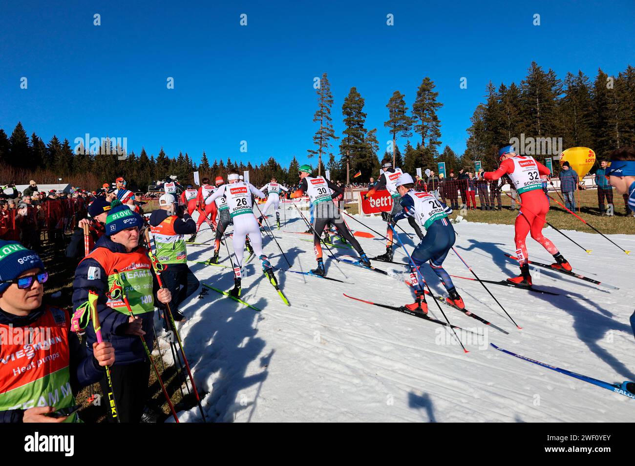 Schonach, Deutschland. 27 gennaio 2024. Kaiserwetter und eine grandiose Kulisse beim FIS Weltcup Nordische Kombination Schonach 2024 credito: dpa/Alamy Live News Foto Stock