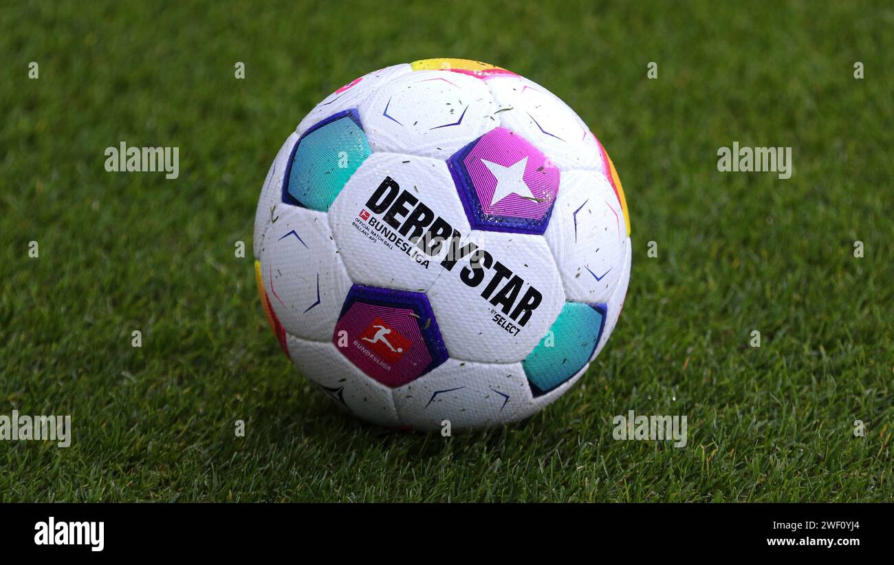 Brema, Deutschland. 27 gennaio 2024. v.li.: Der Spielball liegt auf dem Spielfeld, Rasen, Bundesliga, Derbystar, Brillant APS, SYMBOLFOTO, SYMBOLBILD FUSSBALL, FUSSBALL, BALL, DIE DFL-RICHTLINIEN UNTERSAGEN JEGLICHE NUTZUNG VON FOTOS ALS SEQUENZBILDER UND/ODER VIDEOA?HNLICHE FOTOSTRECKEN. I REGOLAMENTI DFL VIETANO QUALSIASI USO DI FOTOGRAFIE COME SEQUENZE DI IMMAGINI E/O QUASI-VIDEO., 27.01.2024, BREMA (DEUTSCHLAND), FUSSBALL, BUNDESLIGA, SV Werder Brema - SC Freiburg credito: dpa/Alamy Live News Foto Stock