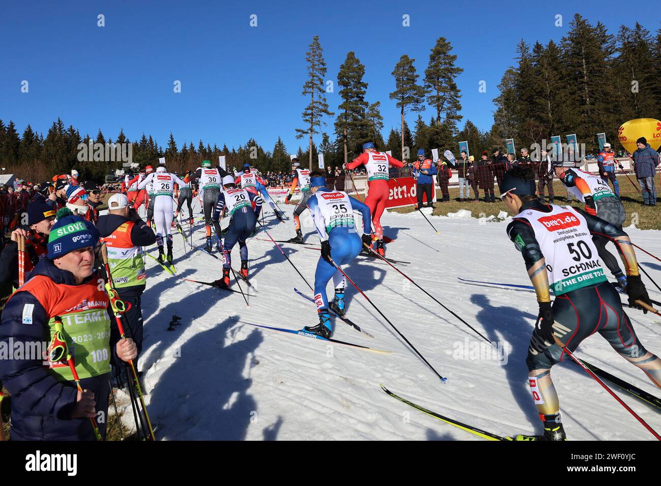 Schonach, Deutschland. 27 gennaio 2024. Die weltbesten Kombinierer im Anstieg zum Zieldurchlauf beim FIS Weltcup Nordische Kombination Schonach 2024 credito: dpa/Alamy Live News Foto Stock