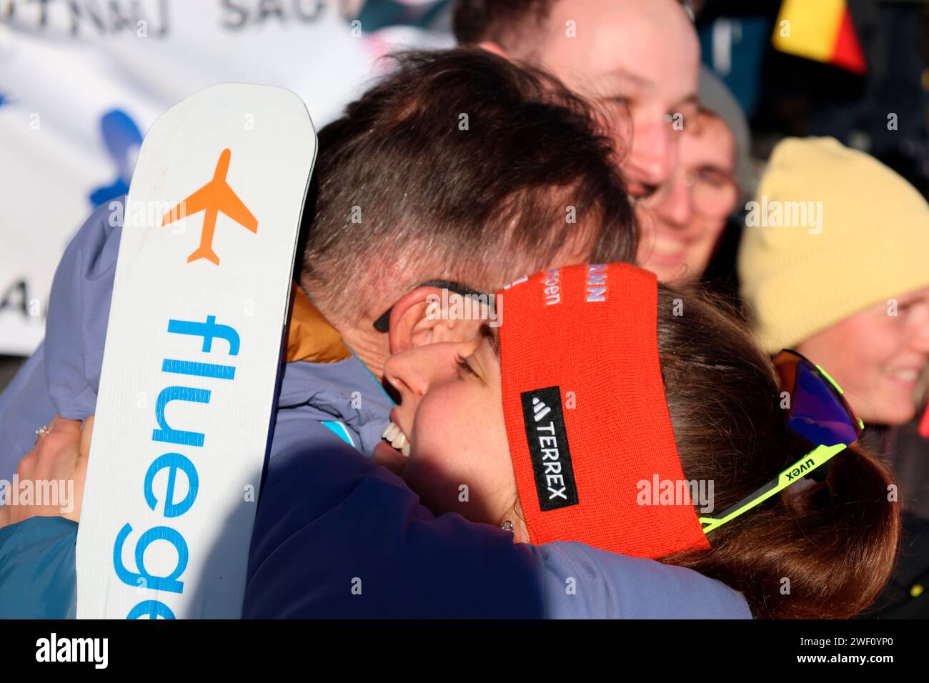 Schonach, Deutschland. 27 gennaio 2024. Vater Hans herzt Seine Tochter Nathalie Armbruster (SZ Kniebis) nach dem dritten Platz beim FIS Weltcup Nordische Kombination Schonach 2024 credito: dpa/Alamy Live News Foto Stock