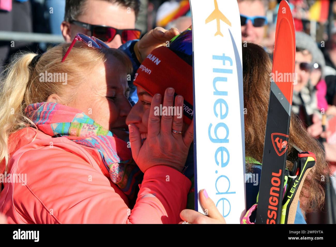 Schonach, Deutschland. 27 gennaio 2024. Mutter Susi und Tochter Nathalie Armbruster (SZ Kniebis) genießen den Moment nach dem dritten Platz beim FIS Weltcup Nordische Kombination Schonach 2024 Credit: dpa/Alamy Live News Foto Stock