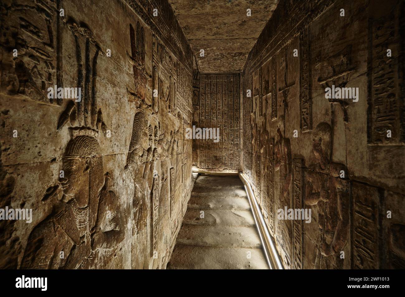 Qena, Egitto - dicembre 27 2023: Interno del tempio di Hathor nel complesso del tempio di Dendera, uno dei templi meglio conservati Foto Stock