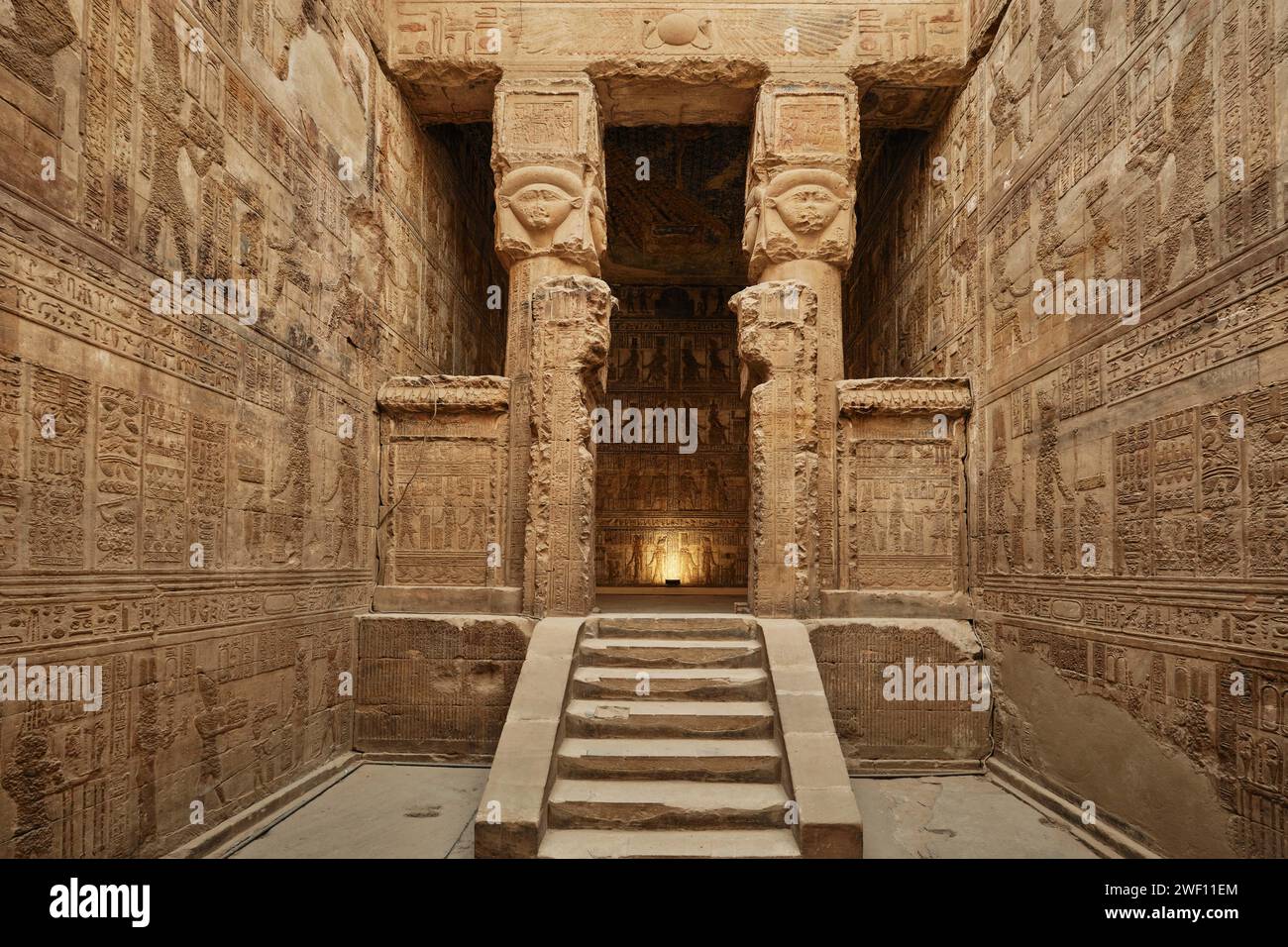 Qena, Egitto - dicembre 27 2023: Interno del tempio di Hathor nel complesso del tempio di Dendera, uno dei templi meglio conservati Foto Stock
