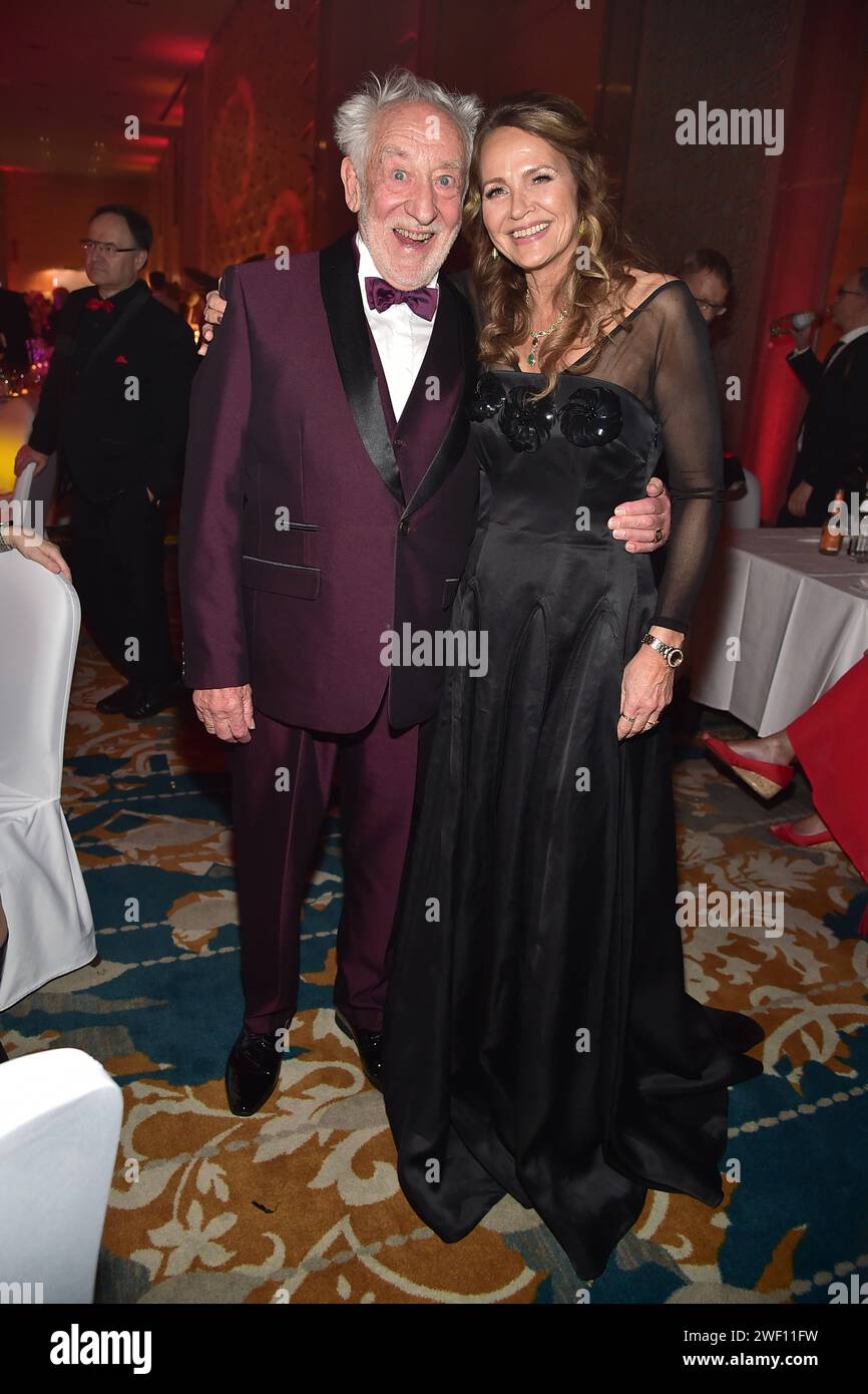 Dieter Hallervorden mit Ehefrau Christiane Zander beim Tanzen vorab der Tanzfläche Ankunft zum 26. Presseball Berlin im Hotel Titanic a Berlino, AM 27.01.2024 26. Presseball Berlin *** Dieter Hallervorden con la moglie Christiane Zander che danza di fronte alla pista da ballo arrivo al Press Ball Berlin 26 all'Hotel Titanic di Berlino, il 27 01 2024 26 Press Ball Berlin Photopress Mueller Foto Stock