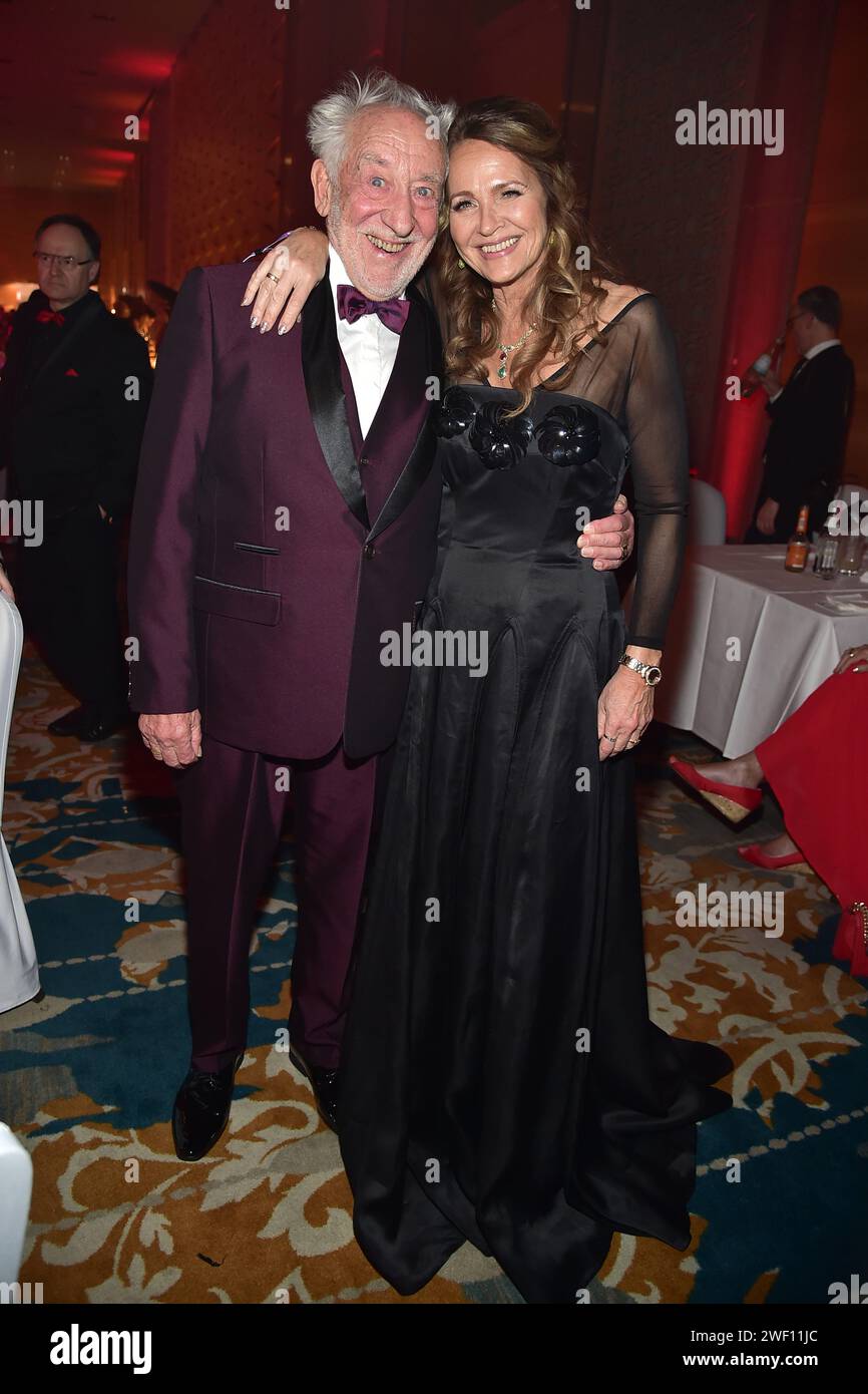 Dieter Hallervorden mit Ehefrau Christiane Zander beim Tanzen vorab der Tanzfläche Ankunft zum 26. Presseball Berlin im Hotel Titanic a Berlino, AM 27.01.2024 26. Presseball Berlin *** Dieter Hallervorden con la moglie Christiane Zander che danza di fronte alla pista da ballo arrivo al Press Ball Berlin 26 all'Hotel Titanic di Berlino, il 27 01 2024 26 Press Ball Berlin Photopress Mueller Foto Stock