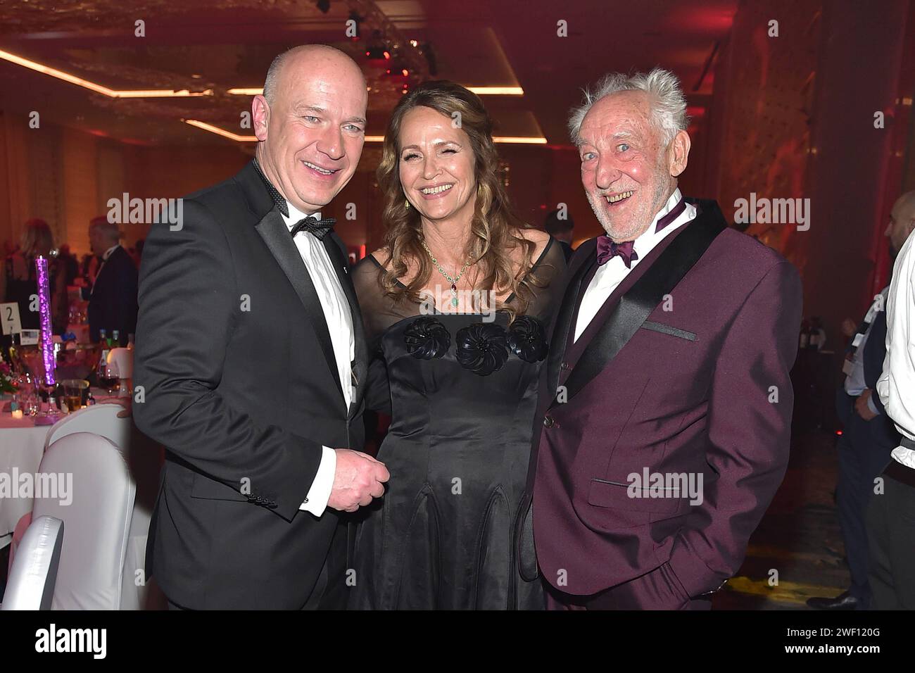 Kai Wegner, Christiane Zander, Dieter Hallervorden beim 26. Presseball Berlin im Hotel Titanic a Berlino, AM 27.01.2024 26. Presseball Berlin *** Kai Wegner, Christiane Zander, Dieter Hallervorden al Press Ball Berlin 26 all'Hotel Titanic di Berlino, su 27 01 2024 26 Press Ball Berlin Photopress Mueller Foto Stock