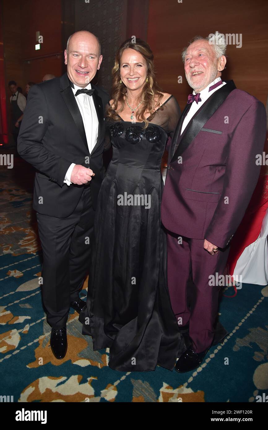 Kai Wegner, Christiane Zander, Dieter Hallervorden beim 26. Presseball Berlin im Hotel Titanic a Berlino, AM 27.01.2024 26. Presseball Berlin *** Kai Wegner, Christiane Zander, Dieter Hallervorden al Press Ball Berlin 26 all'Hotel Titanic di Berlino, su 27 01 2024 26 Press Ball Berlin Photopress Mueller Foto Stock