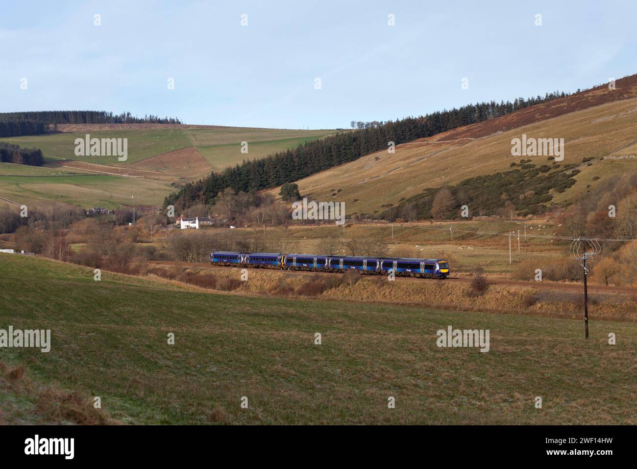 ScotRail classe 170 TurboStar + classe 158 treni velocisti che si avvicinano a Stow sulla linea ferroviaria Scottish Borders, Scozia, Regno Unito Foto Stock