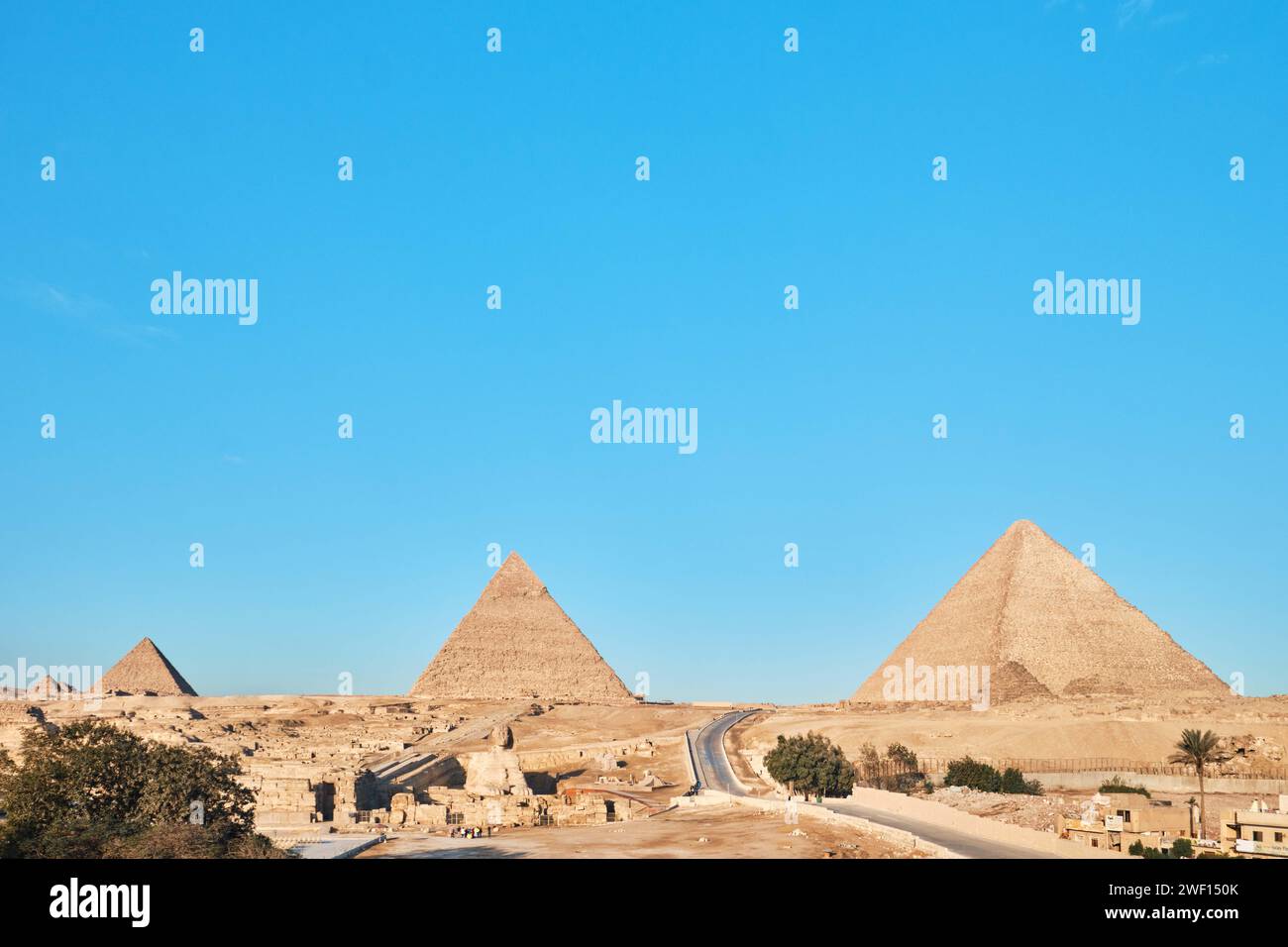 Giza, Egitto - 24 dicembre 2023: Le piramidi di Giza e la Sfinge Foto Stock