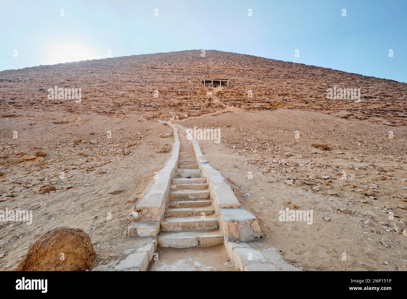 Dahshur, Egitto - 2 gennaio 2024: Scale della piramide rossa e deserto secco a Dahshur Foto Stock