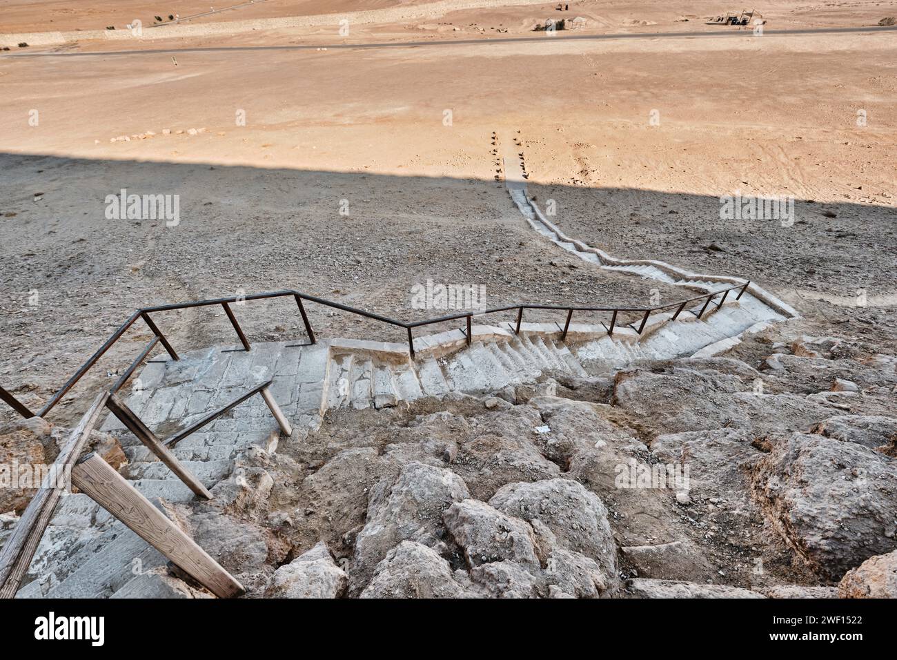 Dahshur, Egitto - 2 gennaio 2024: Scale della piramide rossa e deserto secco a Dahshur Foto Stock