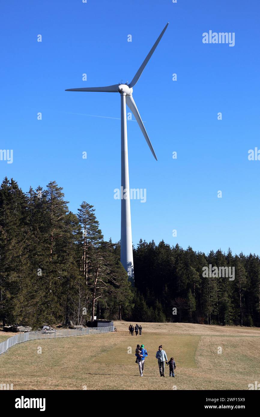 Schonach, Deutschland. 27 gennaio 2024. Großes Windrad beim Skistadion Wittenbach in Schonach im Schwarzwald Credit: dpa/Alamy Live News Foto Stock