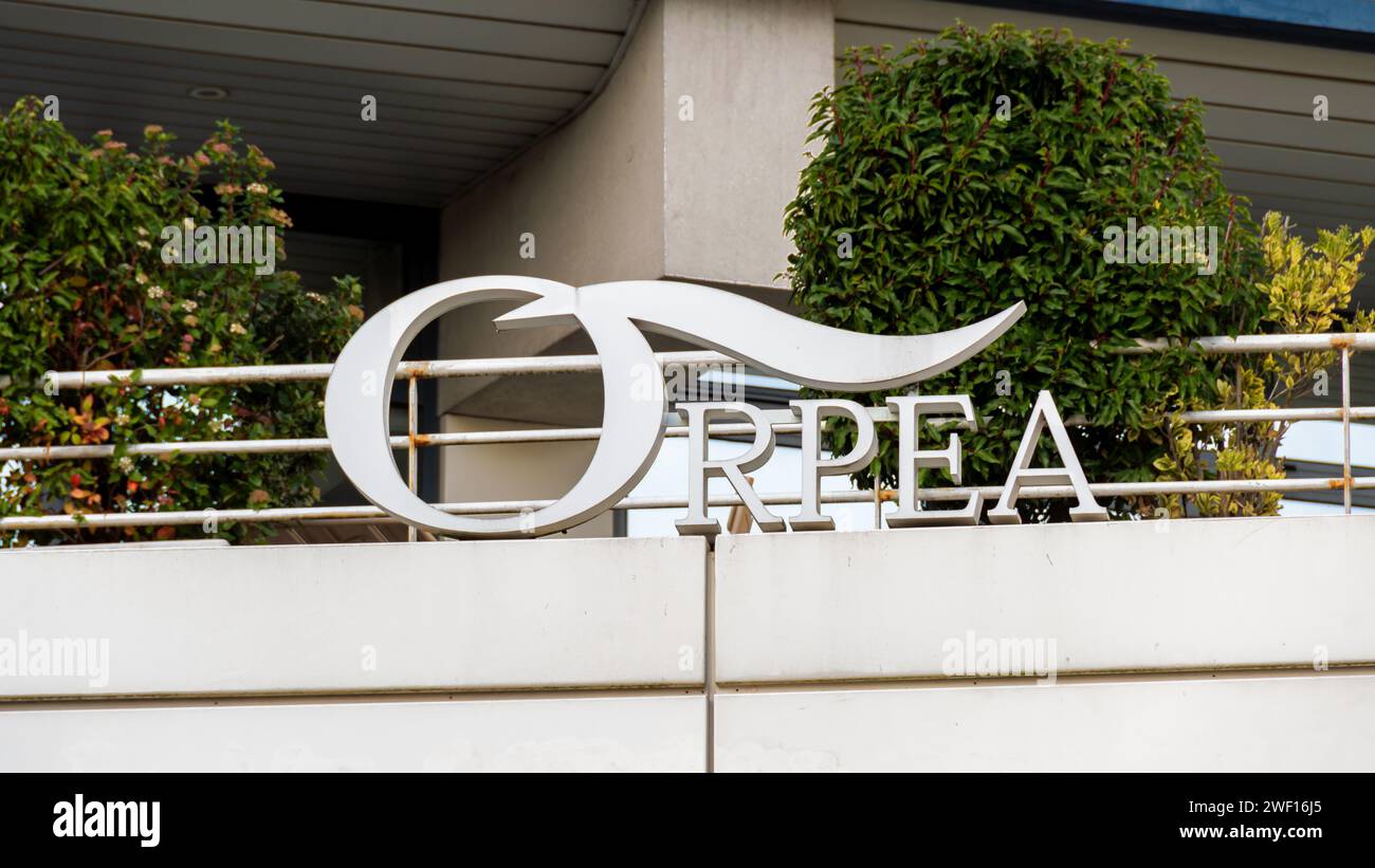 Firma e logo nella sede di Orpea, un gruppo francese che gestisce una catena di stabilimenti per anziani dipendenti e case di riposo Foto Stock