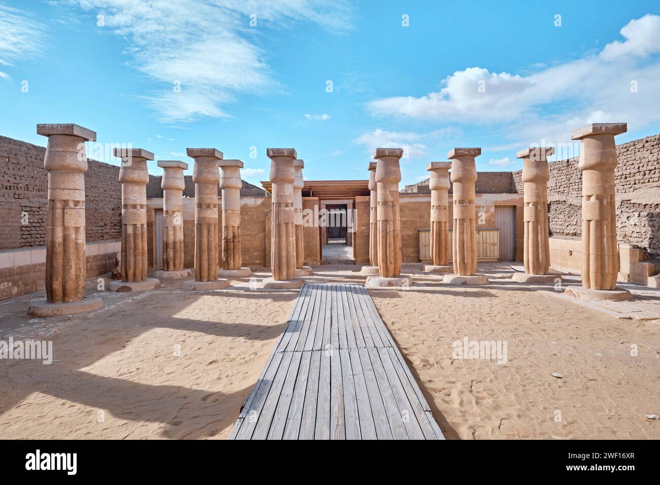 Saqqara, Egitto - 2 gennaio 2024: Colonne nella Tomba di Horemheb situate nella Necropoli di Saqqara Foto Stock