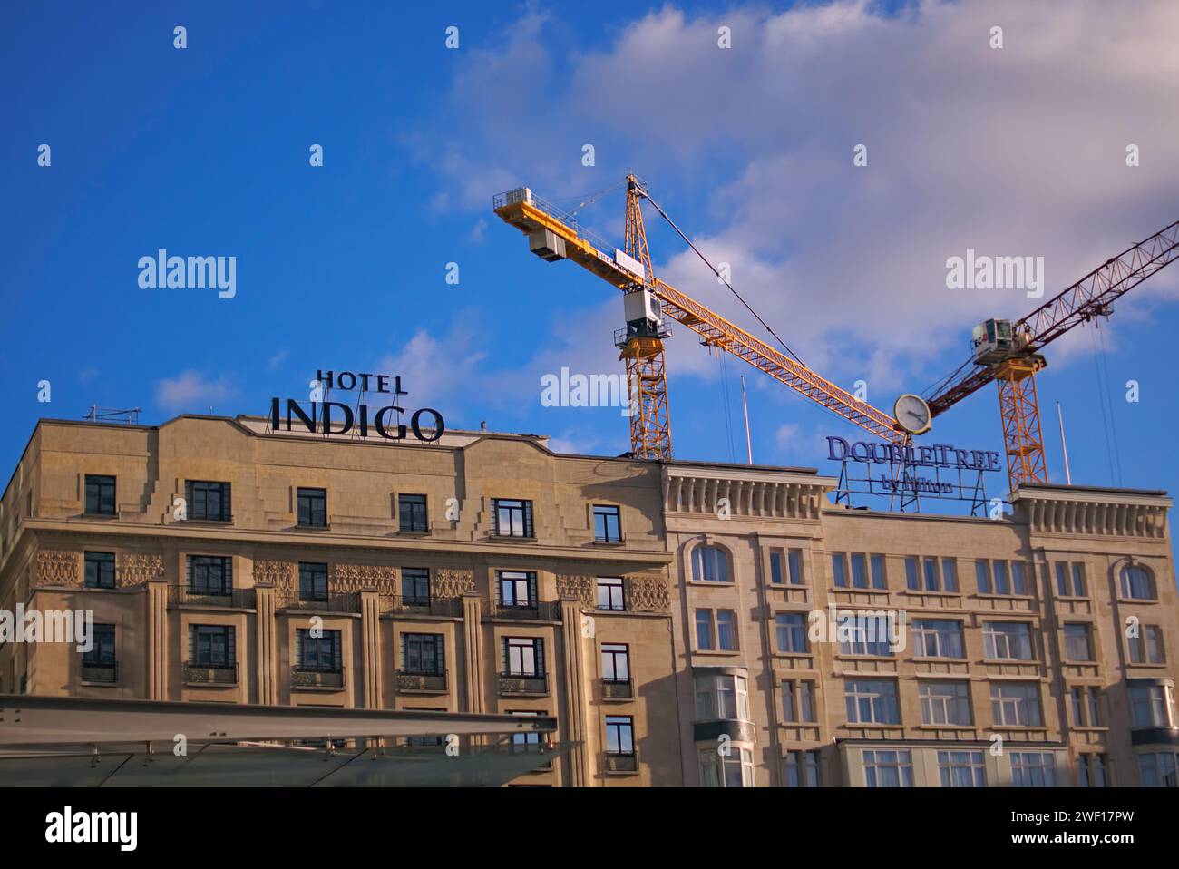 Bruxelles, Belgio. 26 gennaio 2024. Hotel in Belgio. Vicino alla stazione della metropolitana Roger. La facciata dell'hotel Indigo e la facciata Double Tree sono nelle vicinanze. Foto Stock