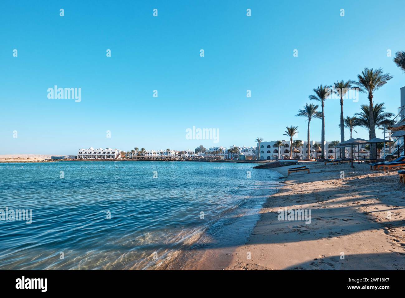 Hurghada, Egitto - 3 gennaio 2024: Acque cristalline del Mar Rosso di fronte a un bel Air Azur Resort Hotel Foto Stock