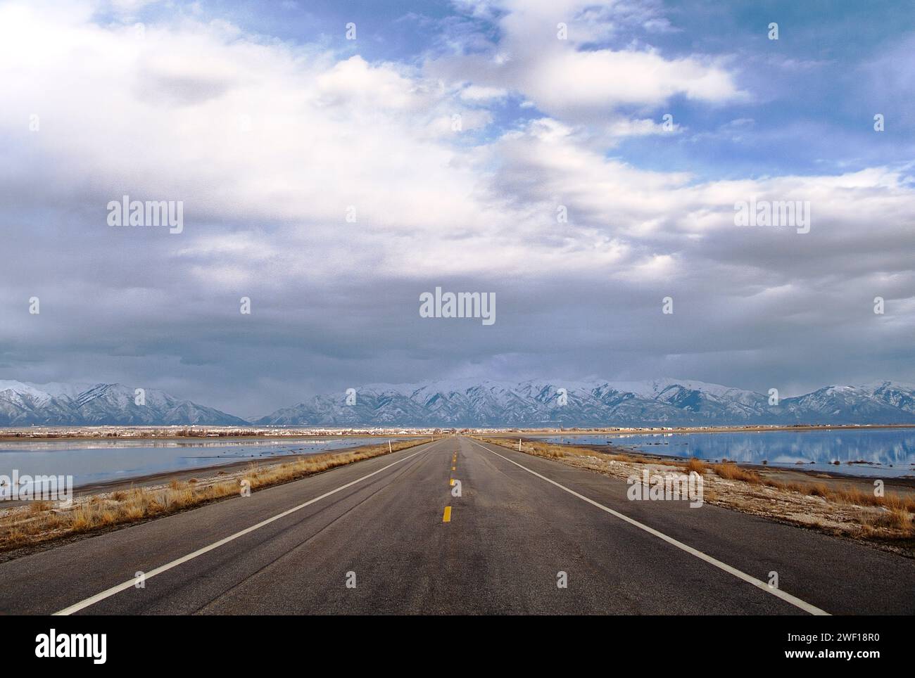 Strada di accesso attraverso il Great Salt Lake fino all'Antelope Island State Park; Salt Lake City; Utah; USA Foto Stock