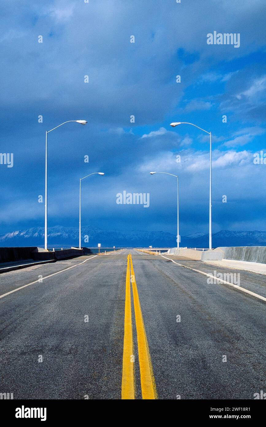 Strada di accesso attraverso il Great Salt Lake fino all'Antelope Island State Park; Salt Lake City; Utah; USA Foto Stock