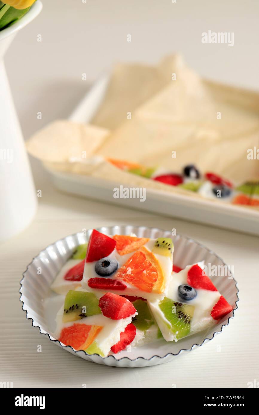 Corteccia di yogurt surgelata, yogurt greco con vari condimenti di frutta fresca. Bar con yogurt fatto in casa Foto Stock