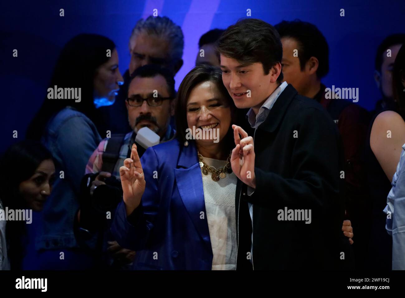 Città del Messico, Messico. 27 gennaio 2024. 27 gennaio 2024, città del Messico, Messico: Candidata presidenziale, Xochitl Galvez Ruiz con suo figlio Juan Pablo Sanchez Galvez presso la sede del Partito d'azione Nazionale a città del Messico. Il 27 gennaio 2024 a città del Messico, Messico (foto di Luis Barron/Eyepix Group/Sipa USA). Credito: SIPA USA/Alamy Live News Foto Stock