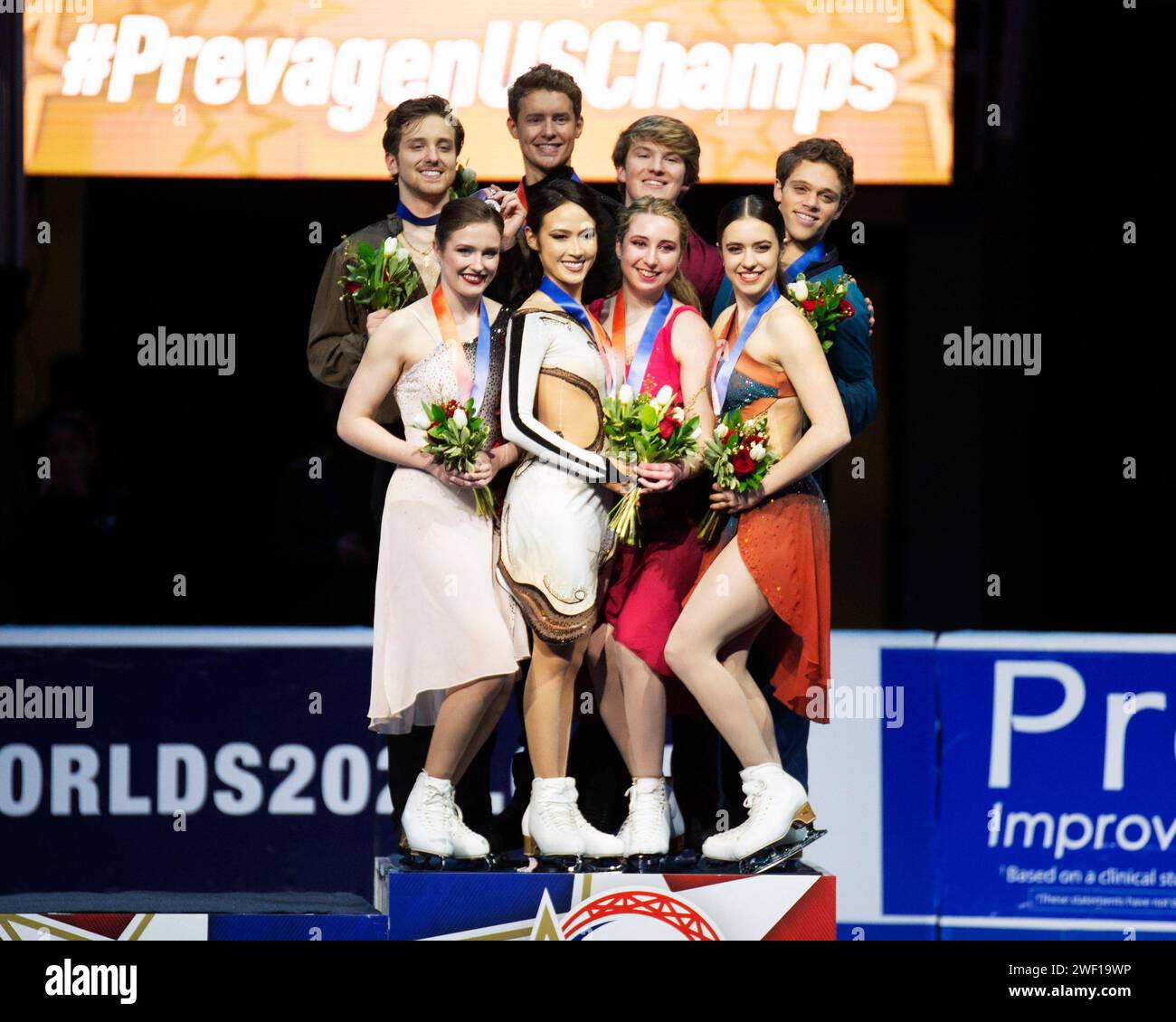 Columbus, Ohio, Stati Uniti. 27 gennaio 2024. Le medaglie del concorso Ice Dance. Christina carriera e Anthony Ponomarenko, Madison Chock ed Evan Bates, Emily Bratti e Ian Sommerville, e Caroline Green e Michael Parsons al campionato di danza libera agli US Figure Skating Championships. Crediti: Brent Clark/Alamy Live News Foto Stock