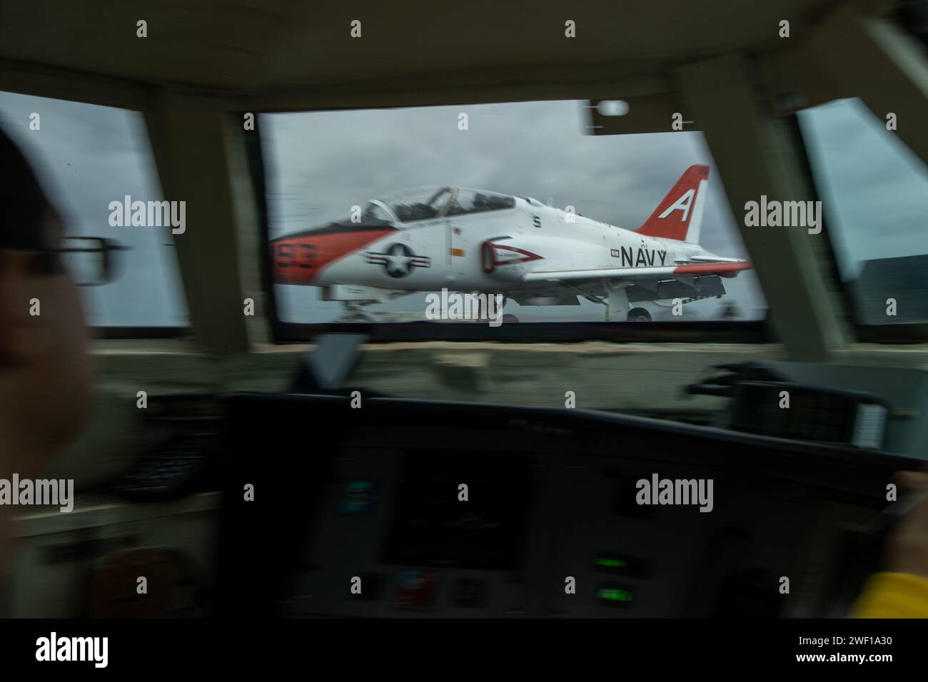 Un T-45C Goshawk, assegnato al Training Wing SEVEN (VT-7), decolla dalla portaerei della classe Nimitz USS George Washington (CVN 73) nell'Oceano Atlantico, 22 gennaio 2024. La USS George Washington è in corso a sostegno delle qualifiche dei vettori. (Foto della Marina degli Stati Uniti di Mass Communication Specialist 2nd Class David C. multe) Foto Stock
